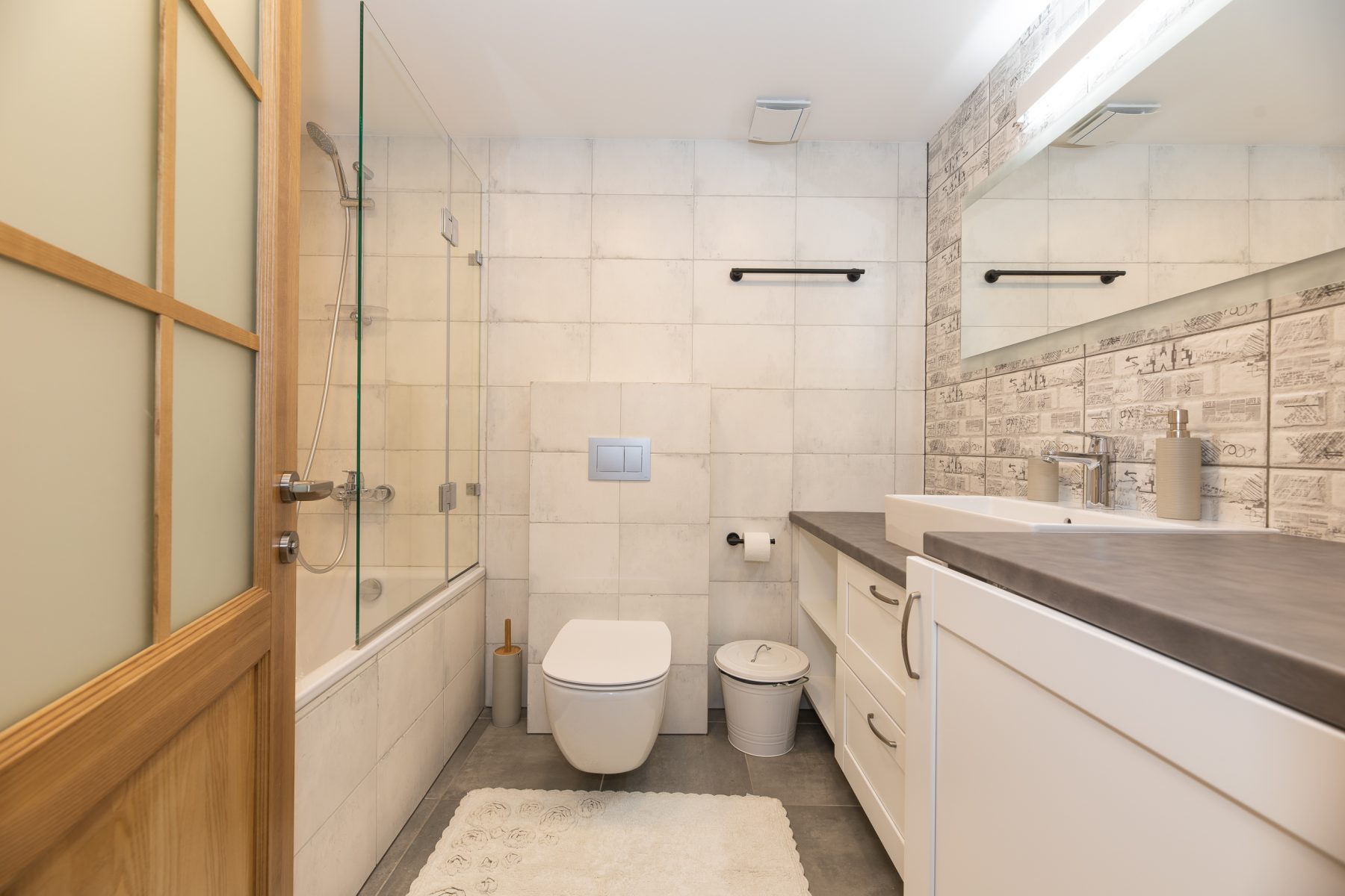 Vonios kambarys su dušo zona ir šviesia apdaila