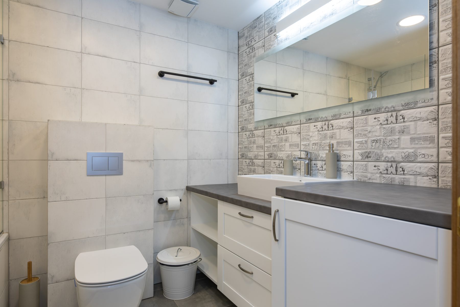 Vonios kambarys su dušo zona ir šviesia apdaila