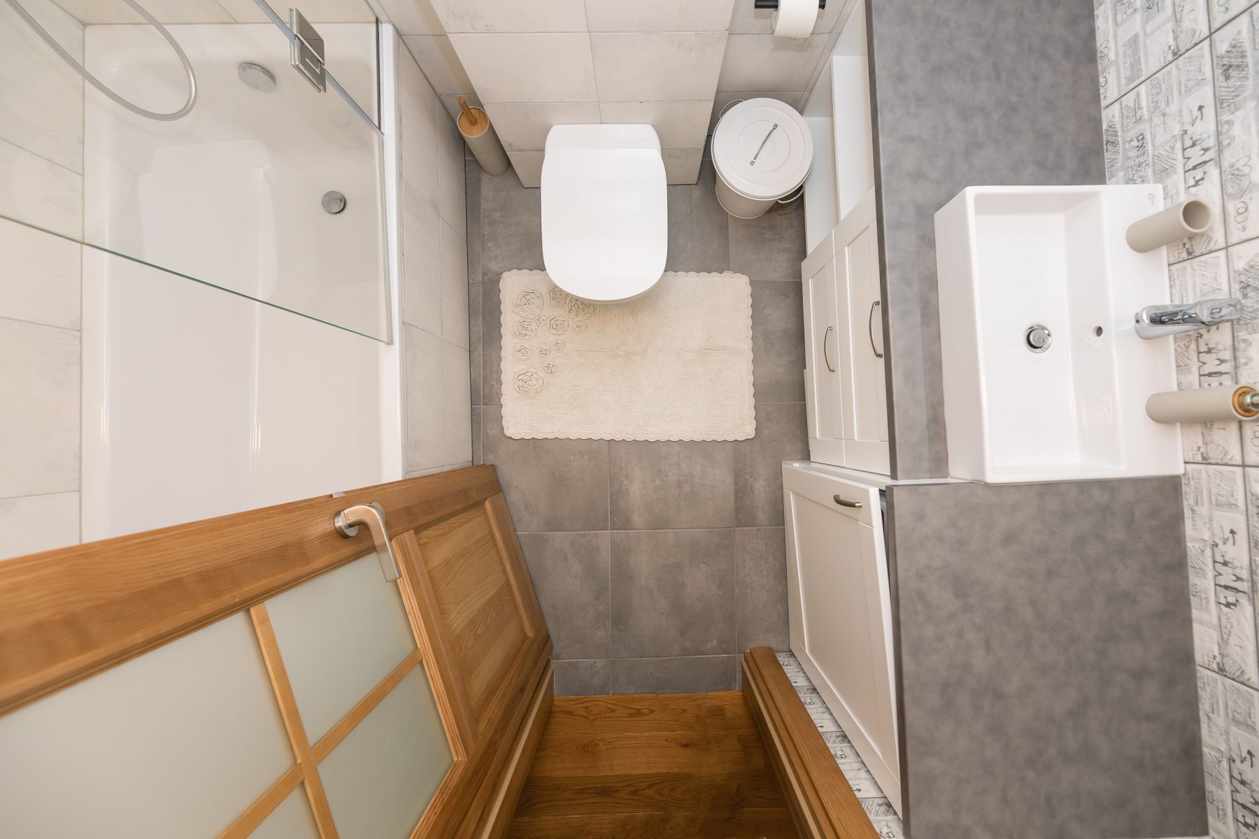 Vonios kambarys su dušo zona ir šviesia apdaila