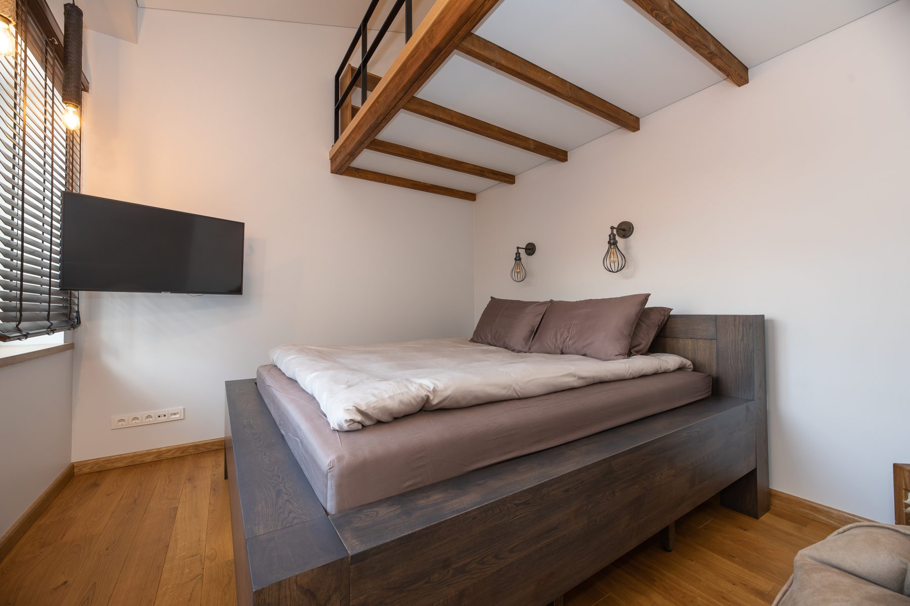 Miegamasis su dvigule lova ir šviesiu interjeru