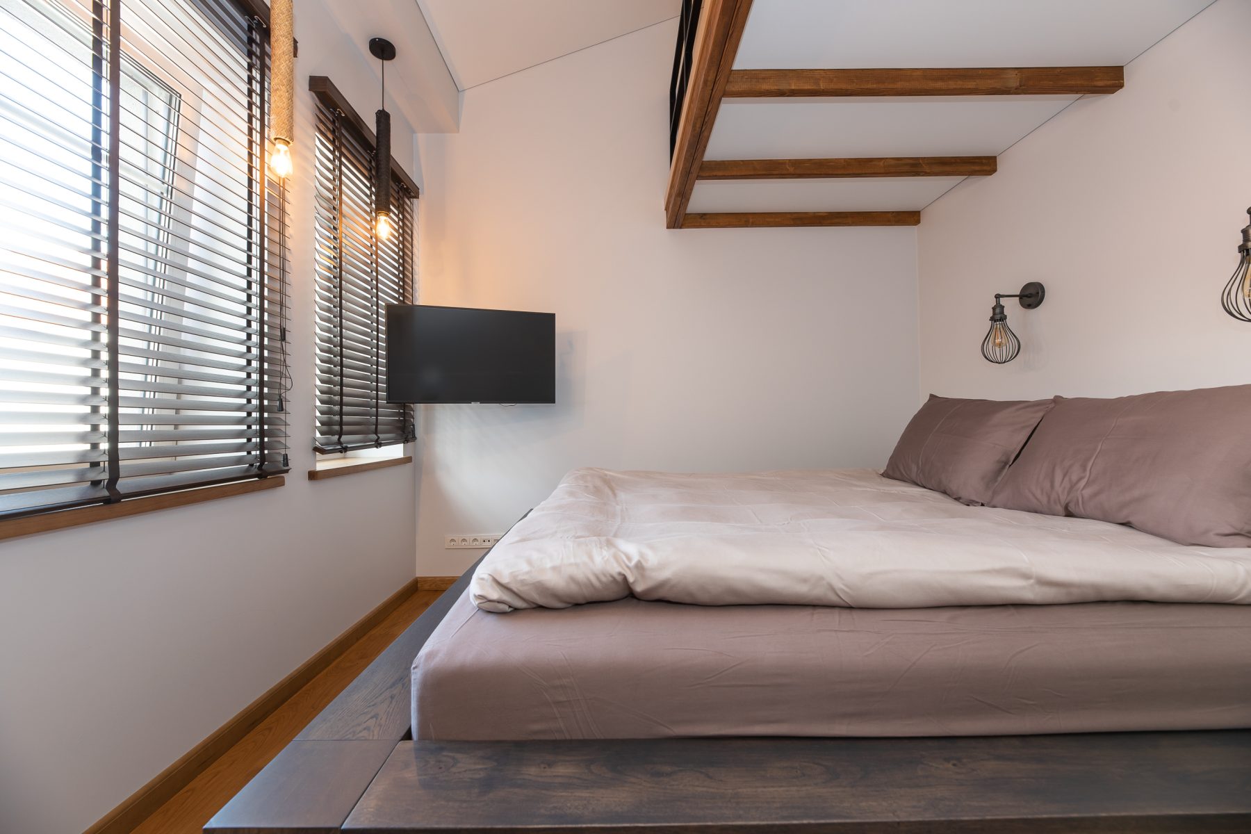 Miegamasis su dvigule lova ir šviesiu interjeru