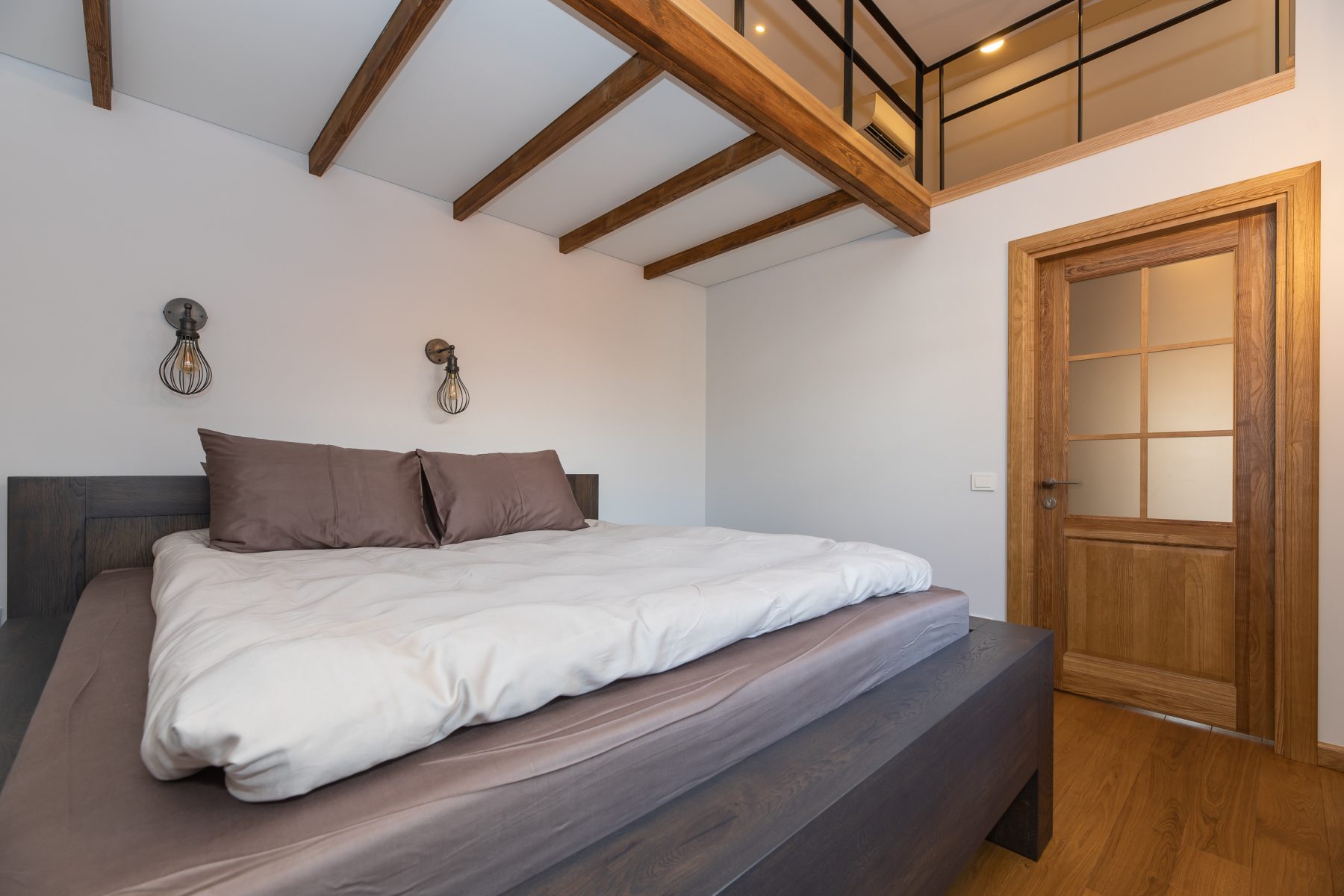 Miegamasis su dvigule lova ir šviesiu interjeru