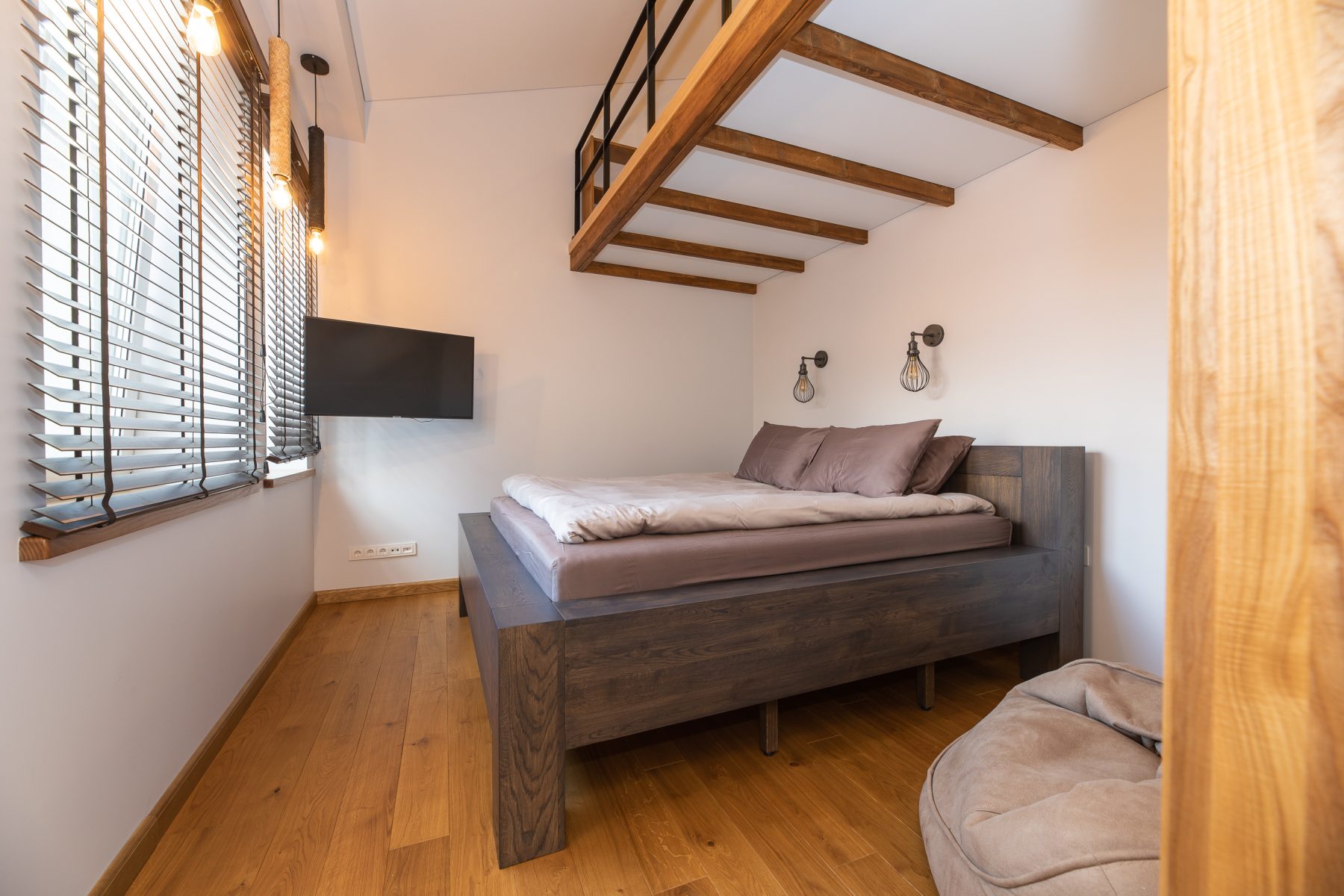 Miegamasis su dvigule lova ir šviesiu interjeru