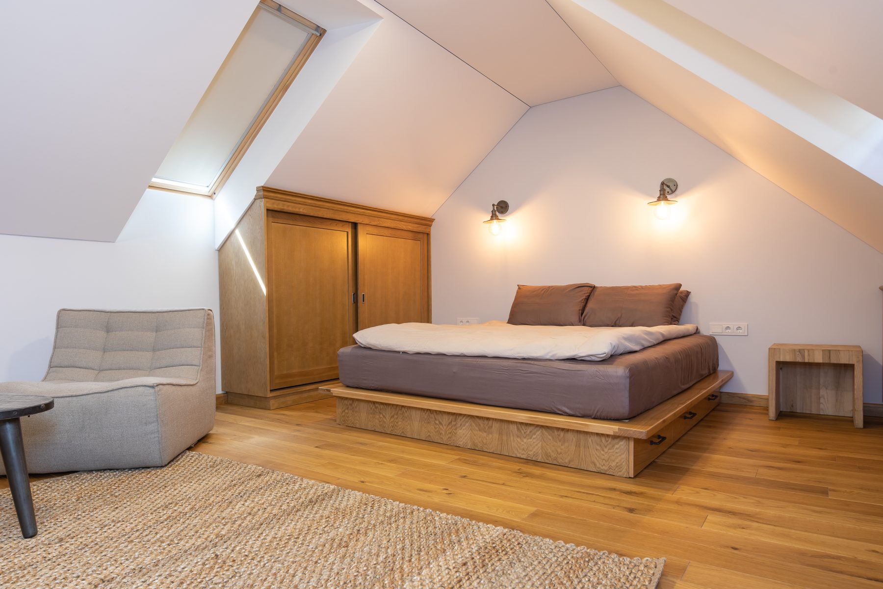 Miegamasis su dvigule lova ir šviesiu interjeru