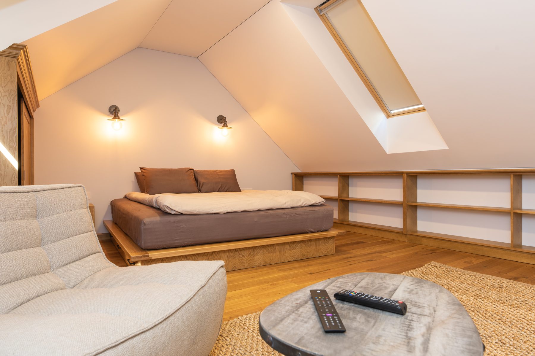 Miegamasis su dvigule lova ir šviesiu interjeru