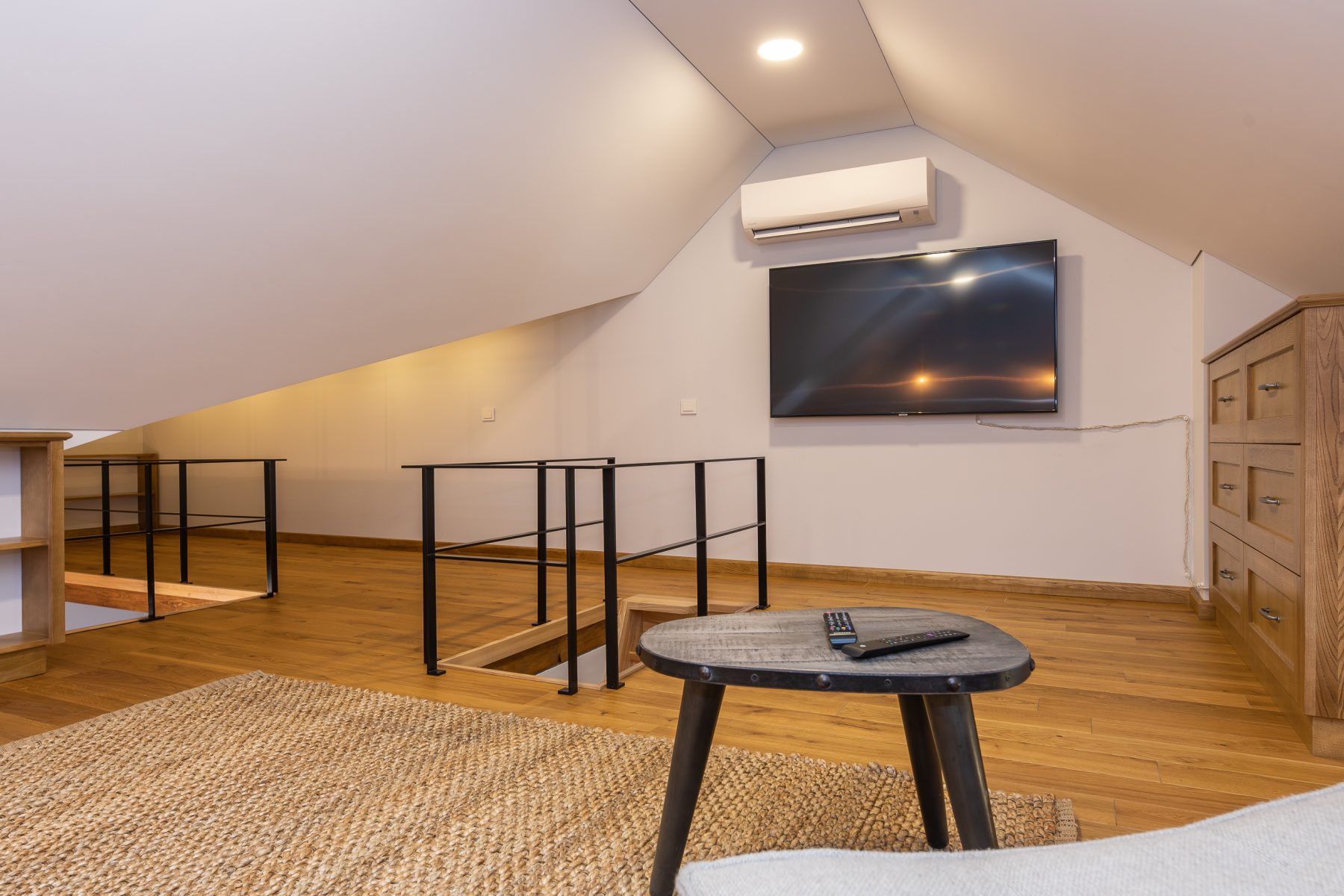 Šviesi svetainė su poilsio zona ir aukštomis lubomis