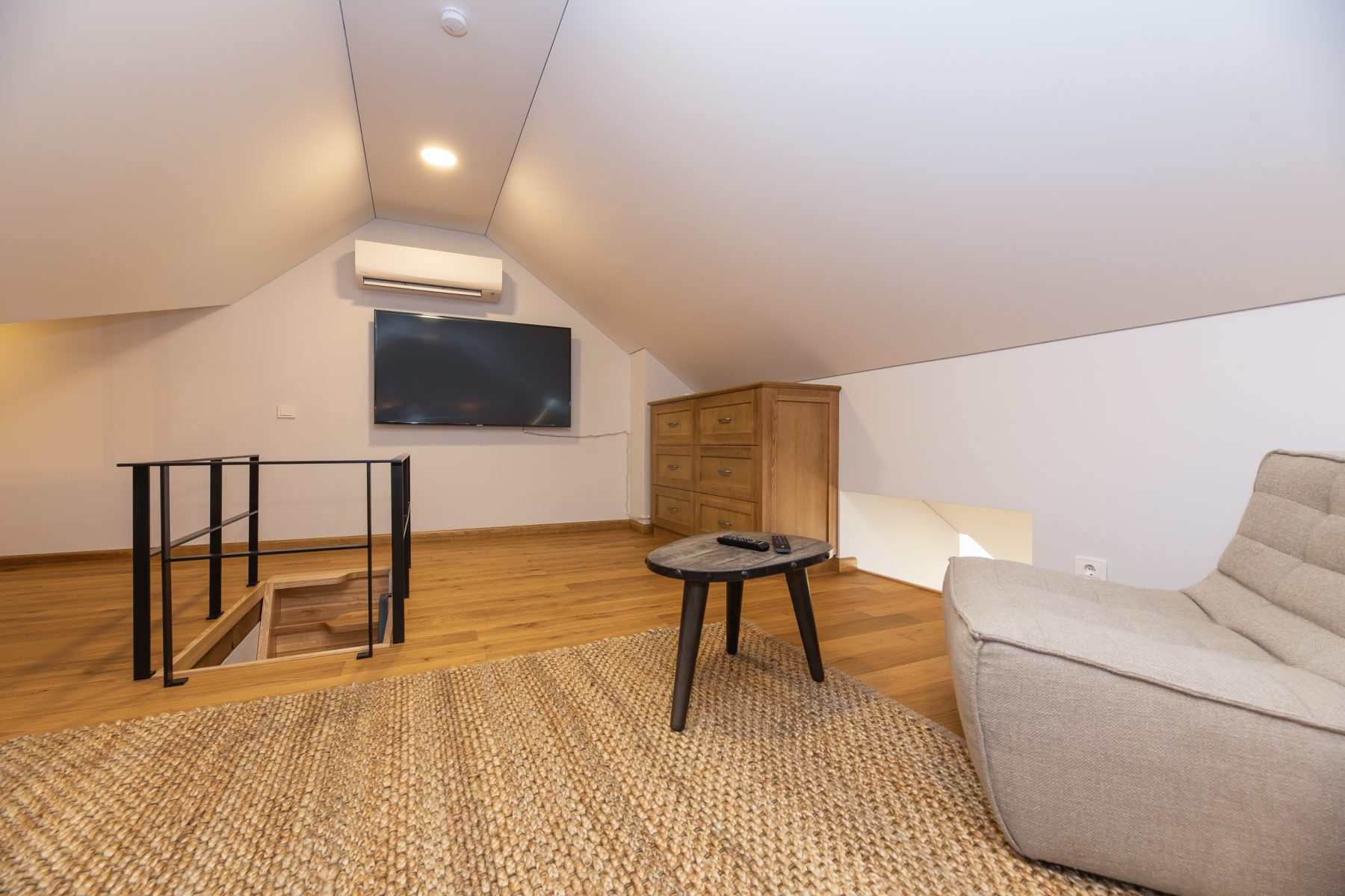 Moderni svetainė su sofa ir atvira erdve