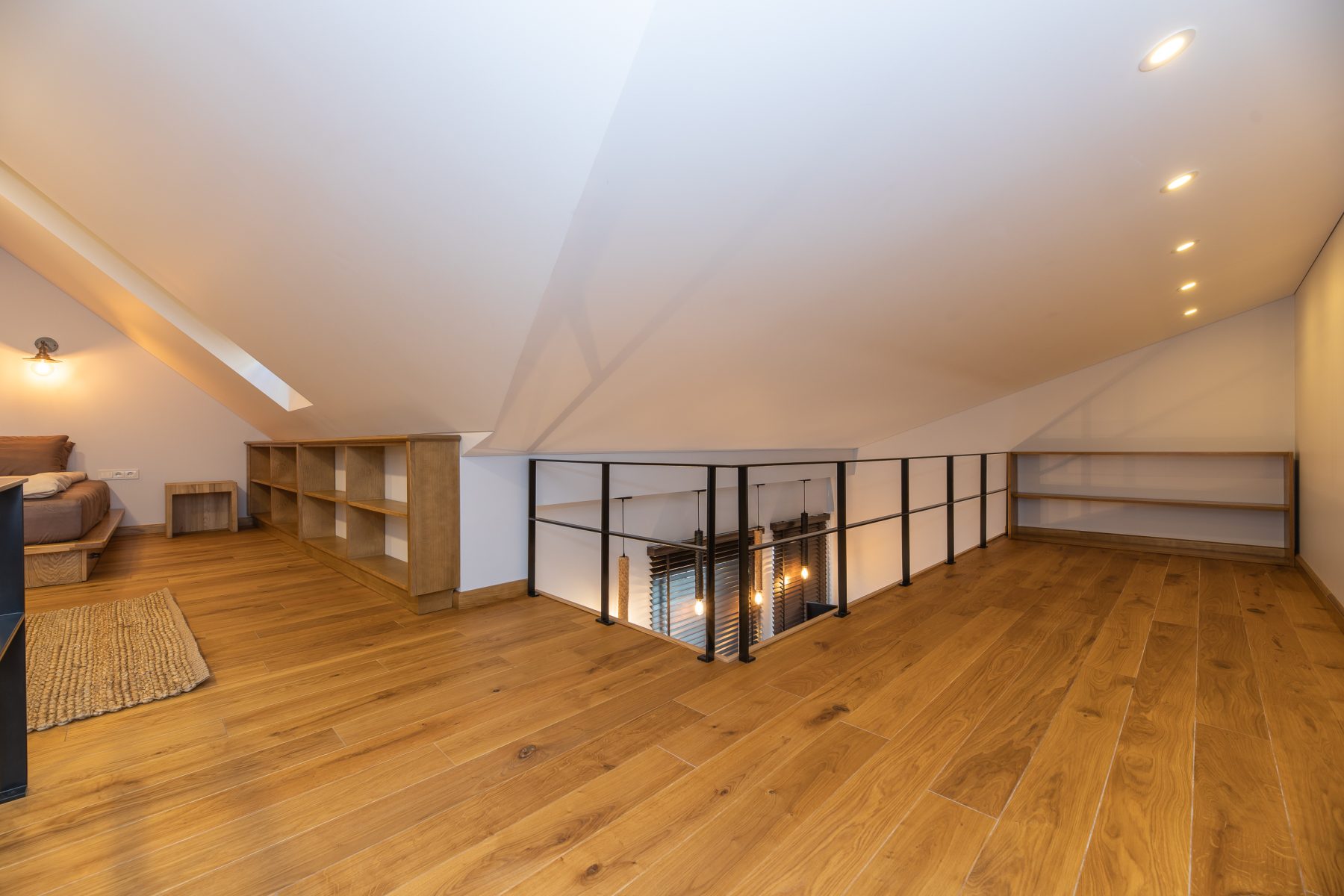 Moderni svetainė su sofa ir atvira erdve