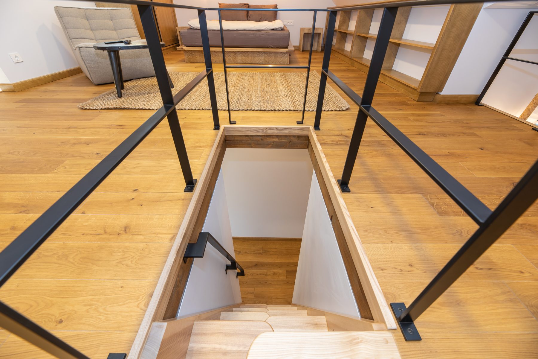 Moderni svetainė su sofa ir atvira erdve