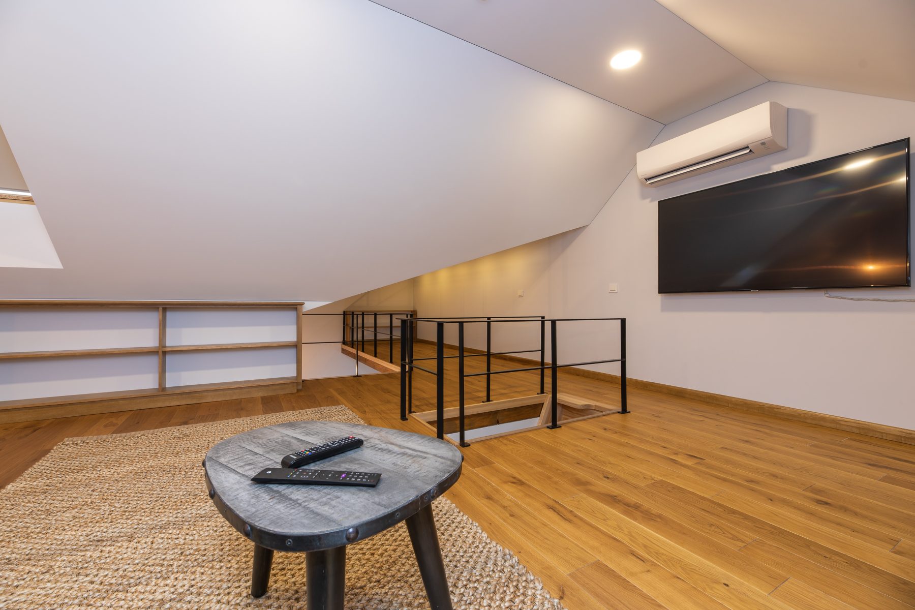 Moderni svetainė su sofa ir atvira erdve