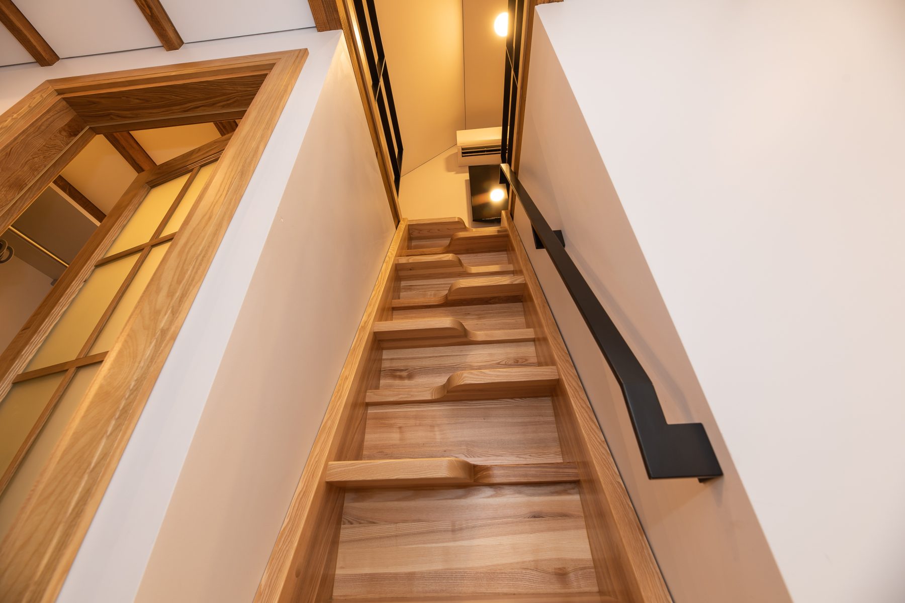 Laiptai į antrą aukštą su medinėmis pakopomis