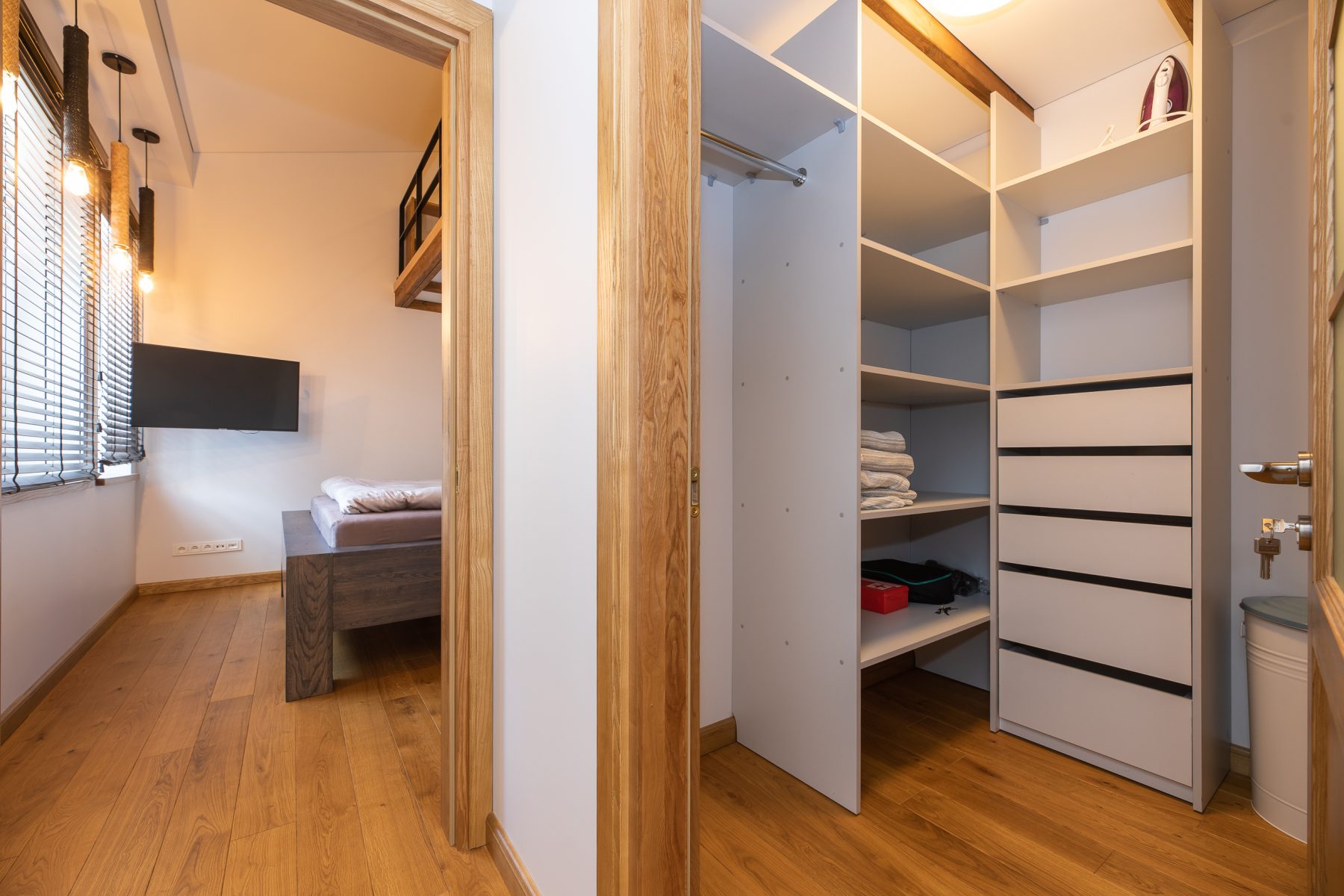 Integruota sieninė spinta rūbams ir daiktams