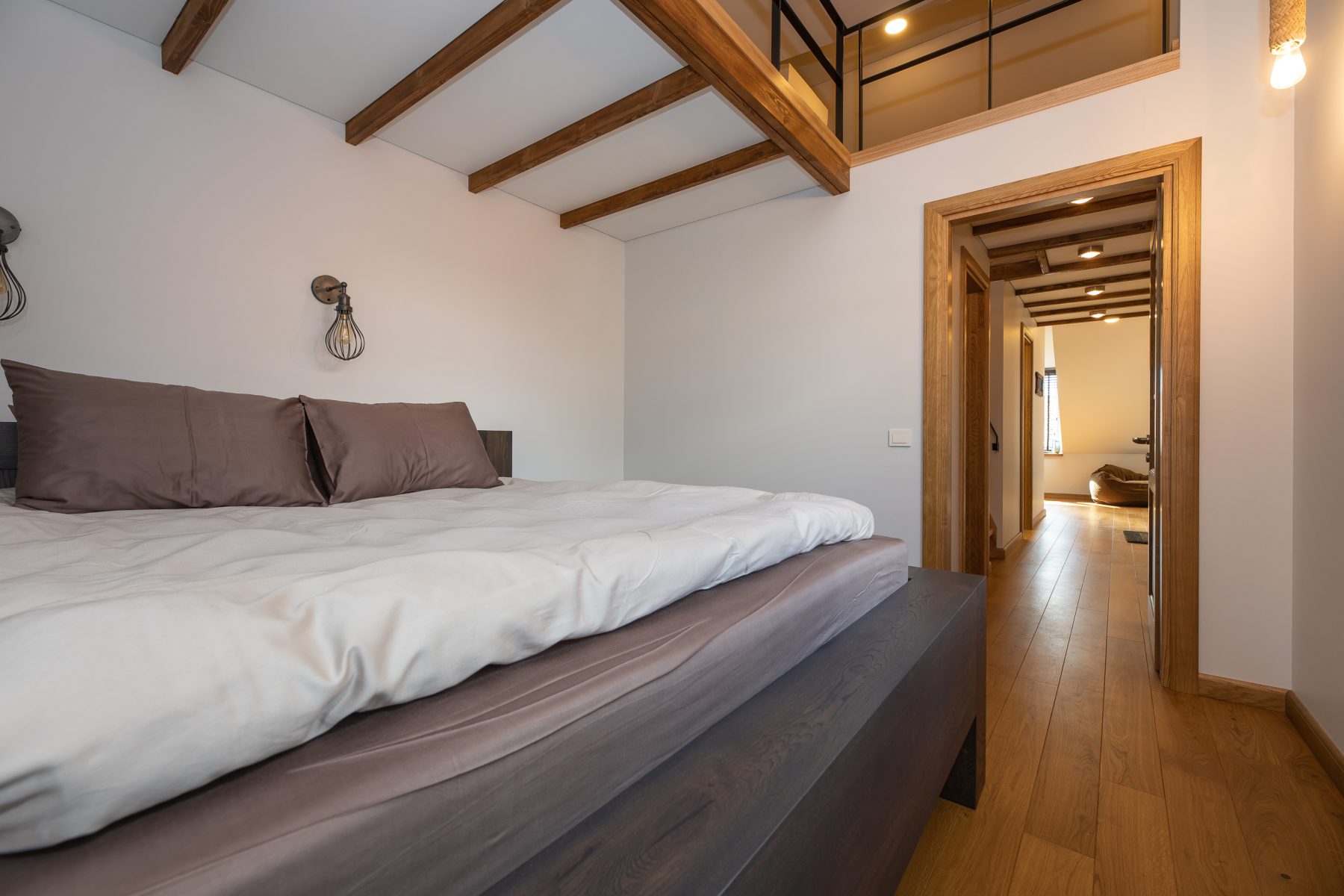 Miegamasis su dvigule lova ir šviesiu interjeru