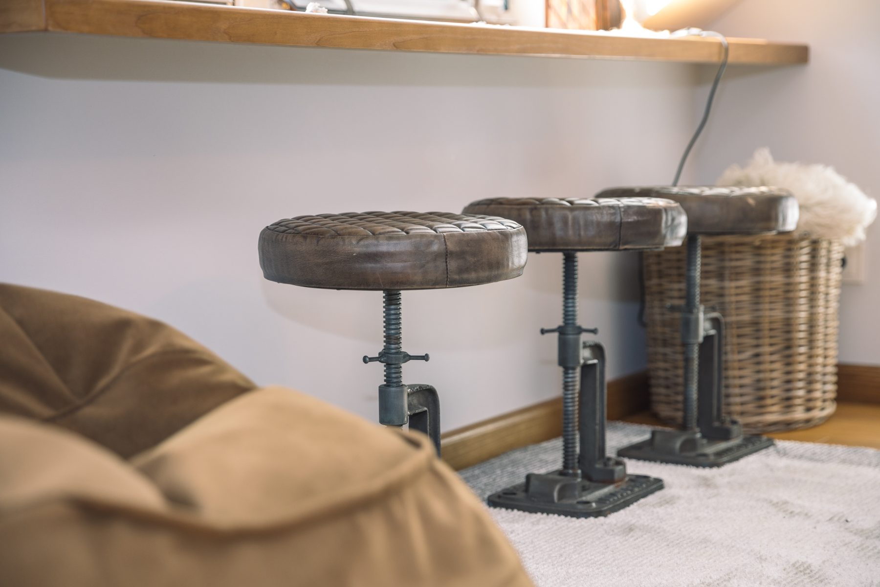 Modernaus interjero valgojomojo kėdės