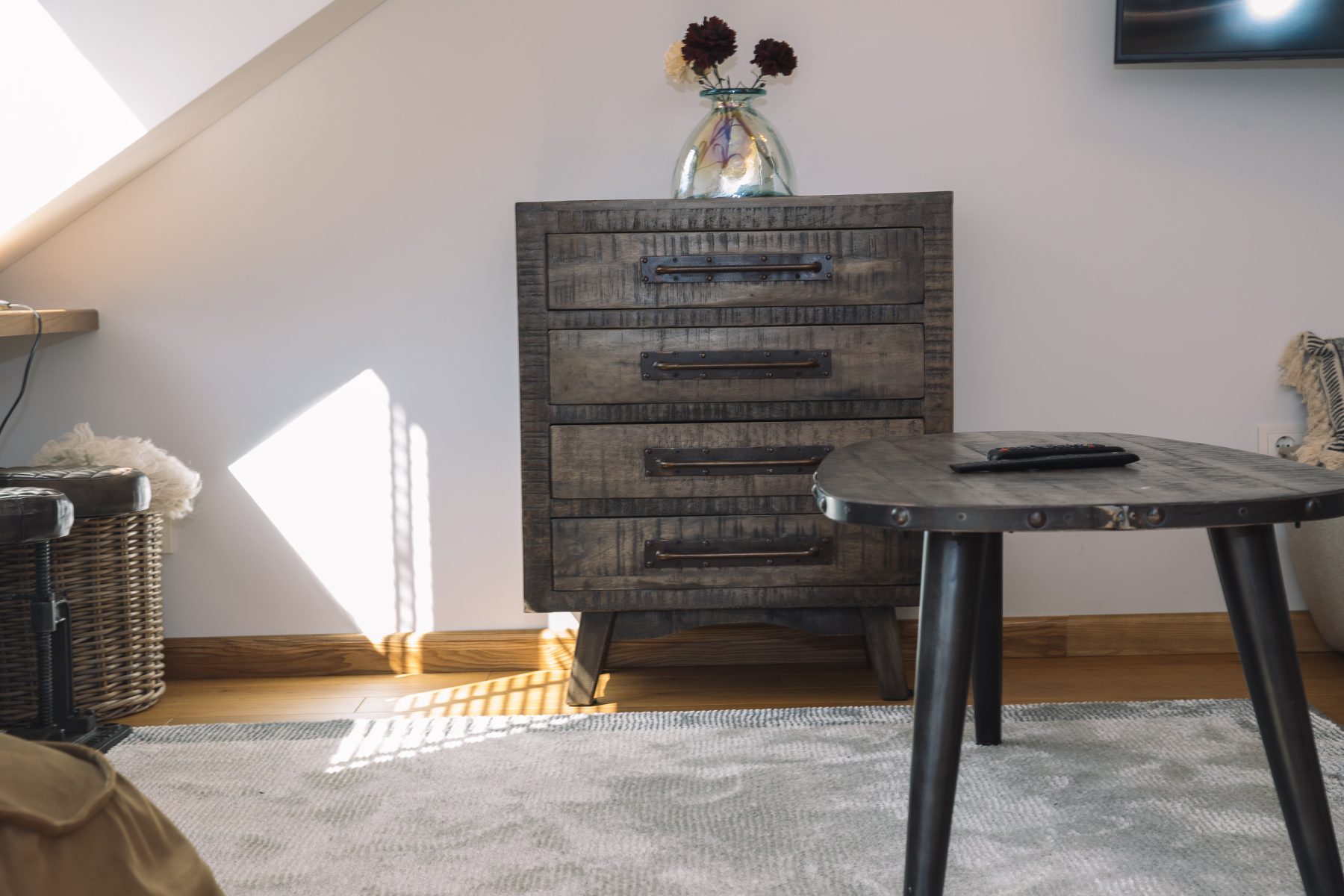 Modernaus interjero spinta ir staliukas