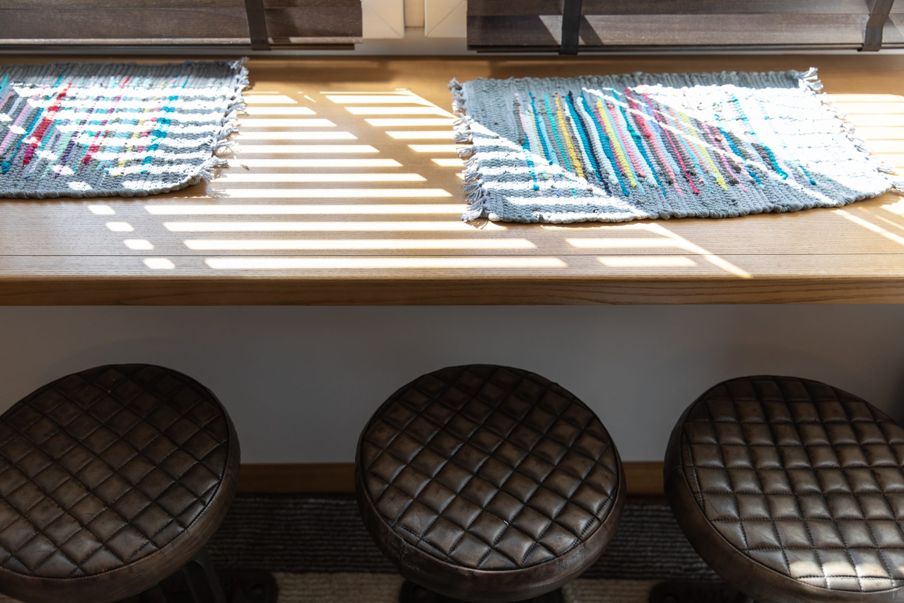 Modernaus dizaino valgojomojo stalas kėdės