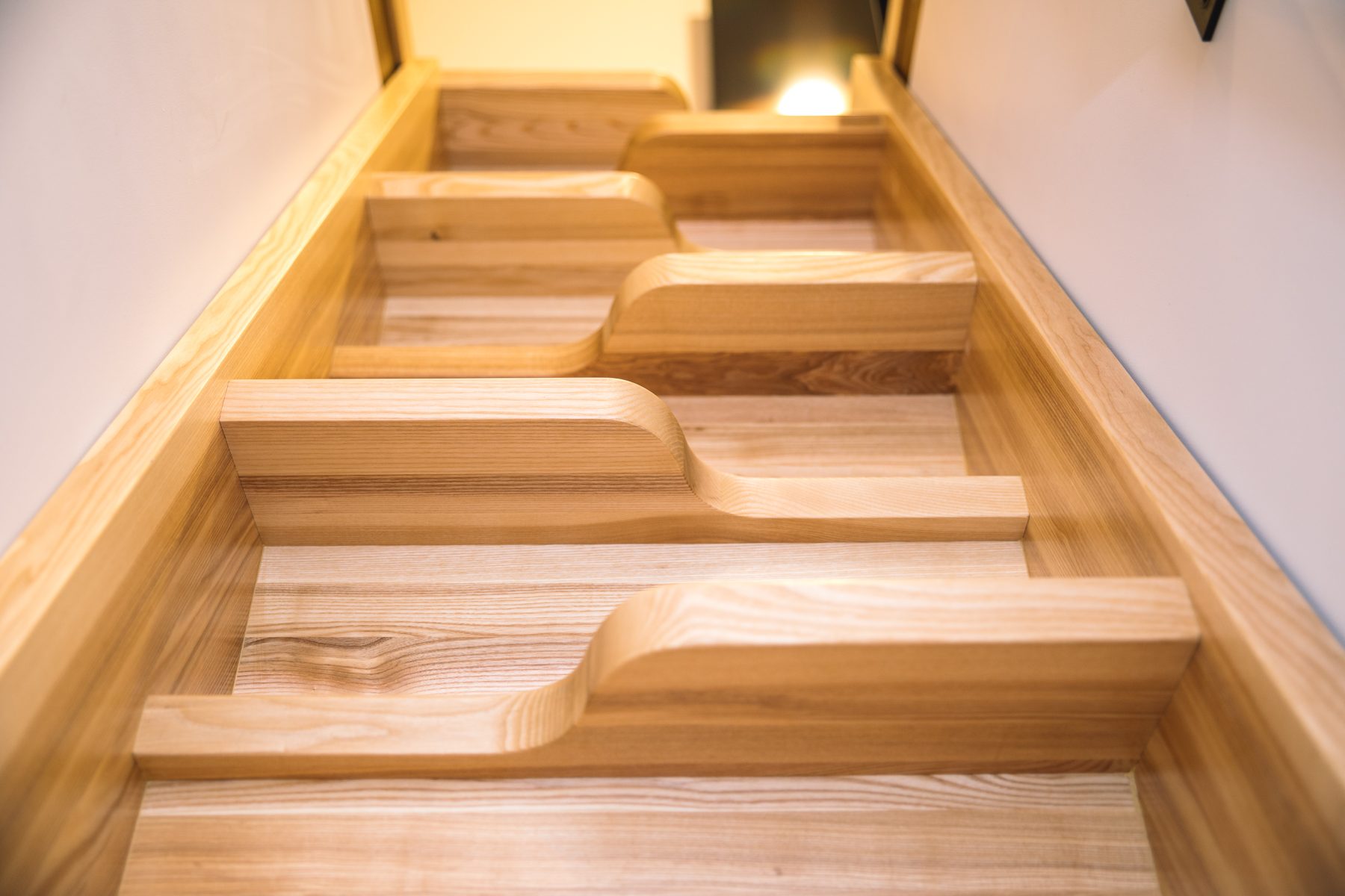 Laiptai į antrą aukštą su medinėmis pakopomis