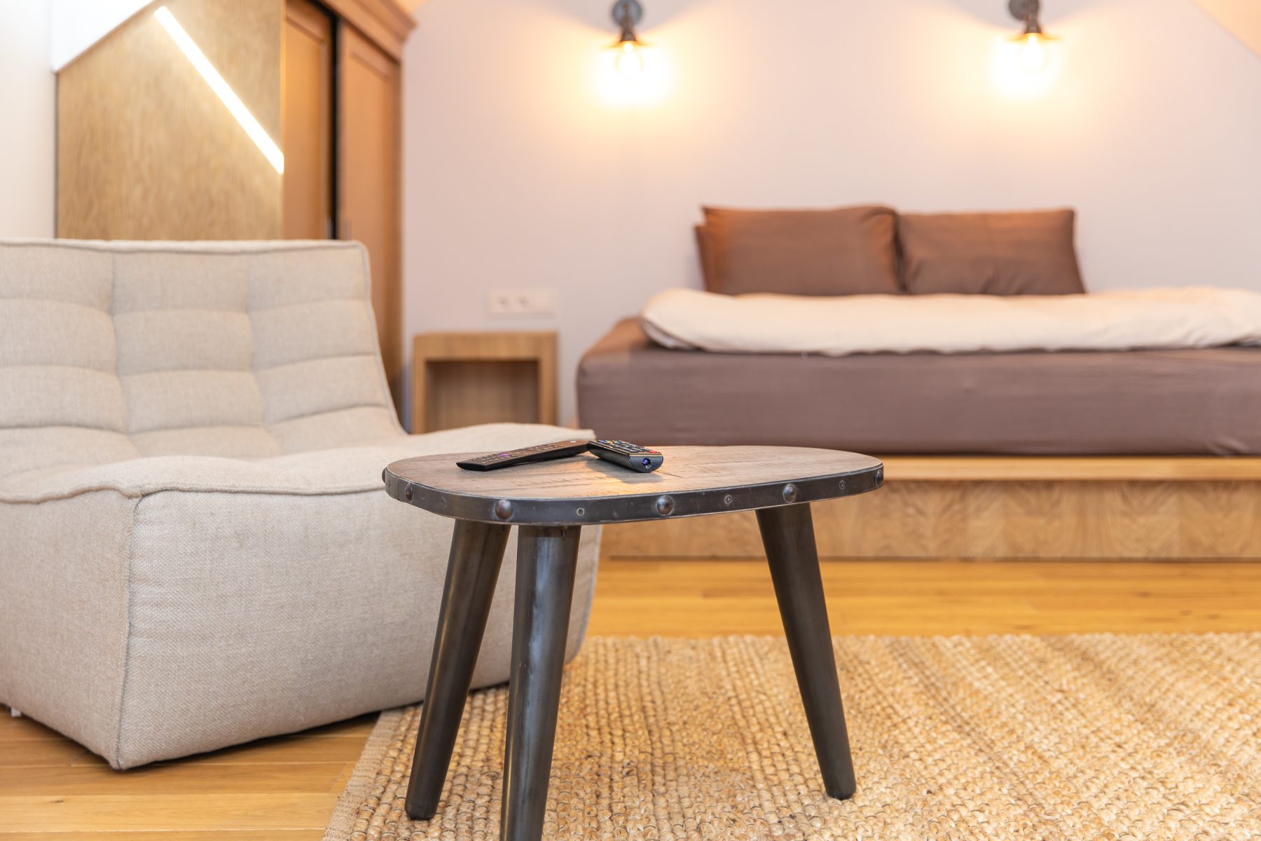 Moderni svetainė su sofa ir atvira erdve