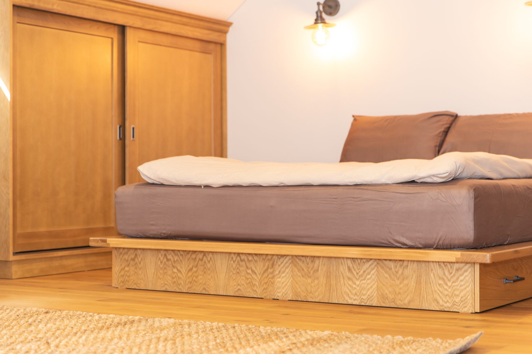 Šviesus miegamasis su medinėmis grindimis