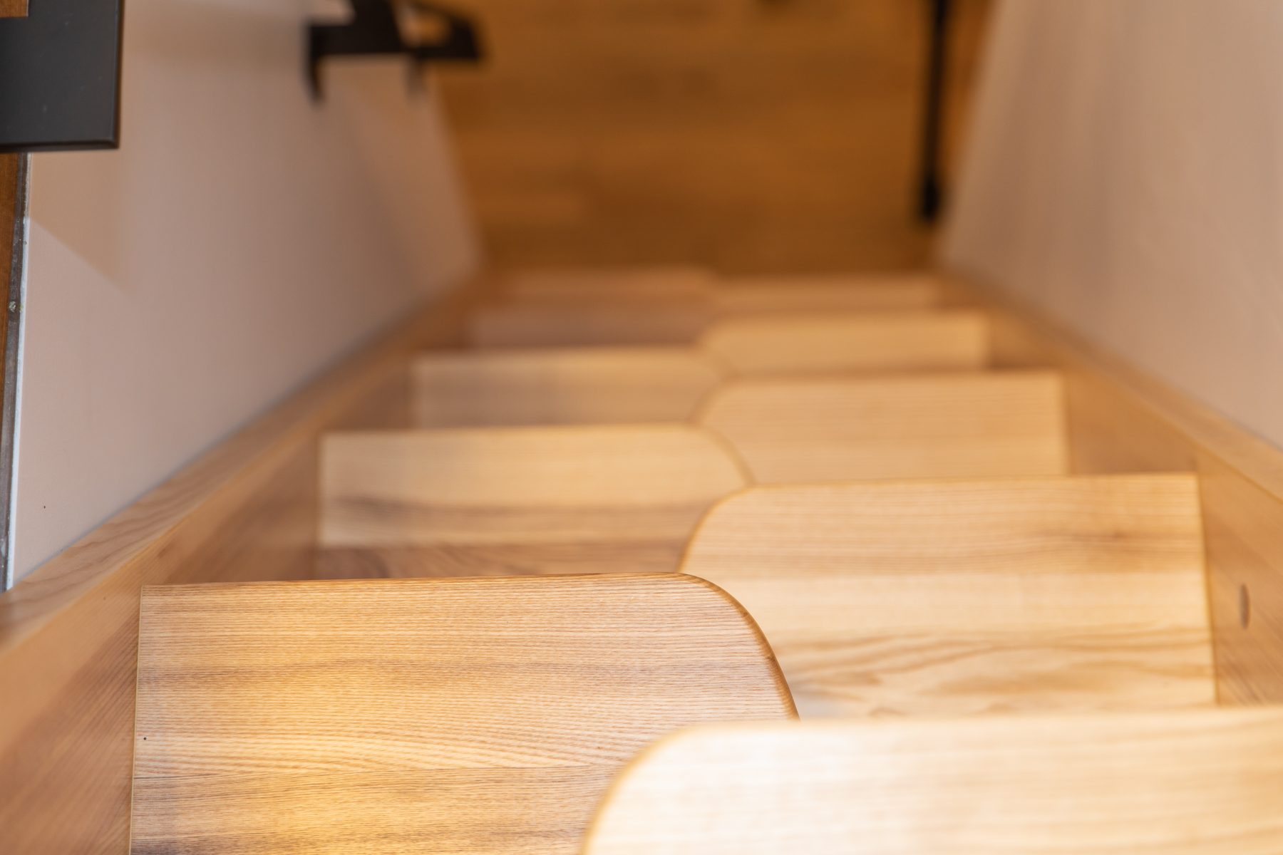 Laiptai į antrą aukštą su medinėmis pakopomis