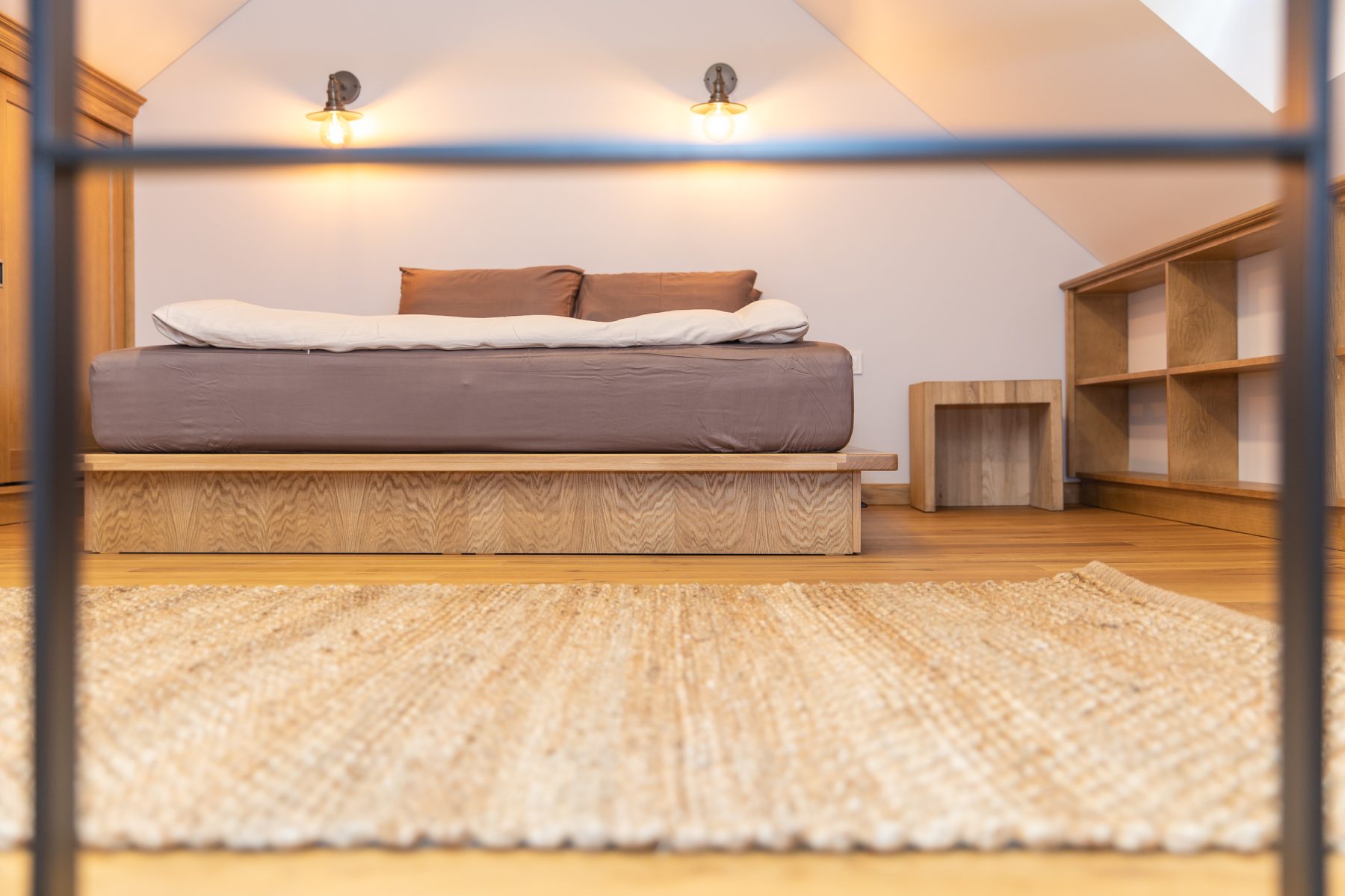 Miegamasis su dvigule lova ir šviesiu interjeru