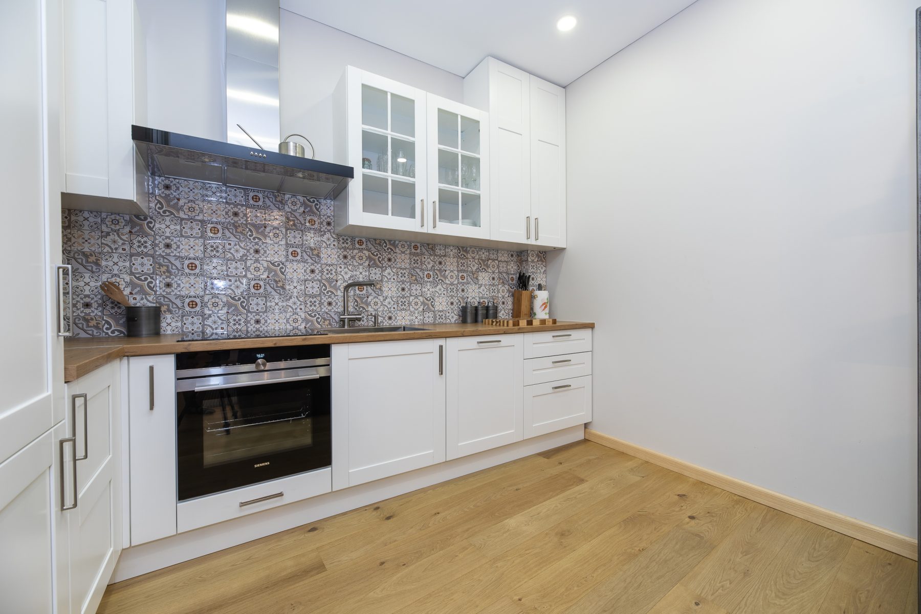 Moderni virtuvė su buitine technika ir valgomojo zona