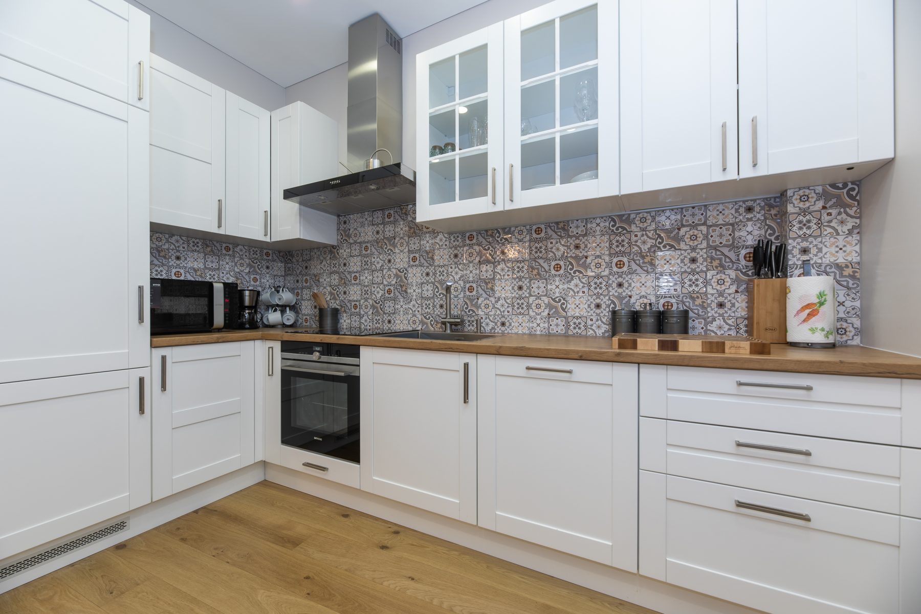 Moderni virtuvė su buitine technika ir valgomojo zona