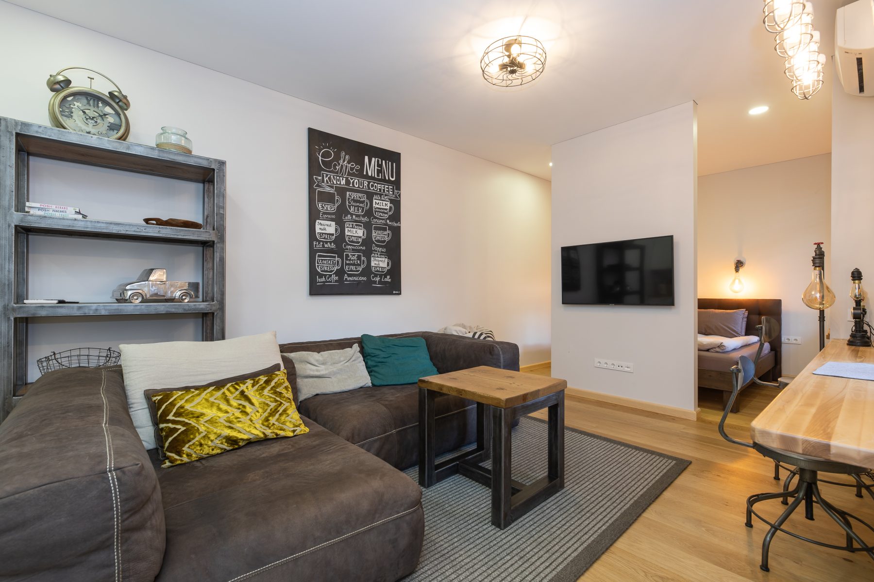 Moderni svetainė su patogia sofa ir šiuolaikišku interjeru