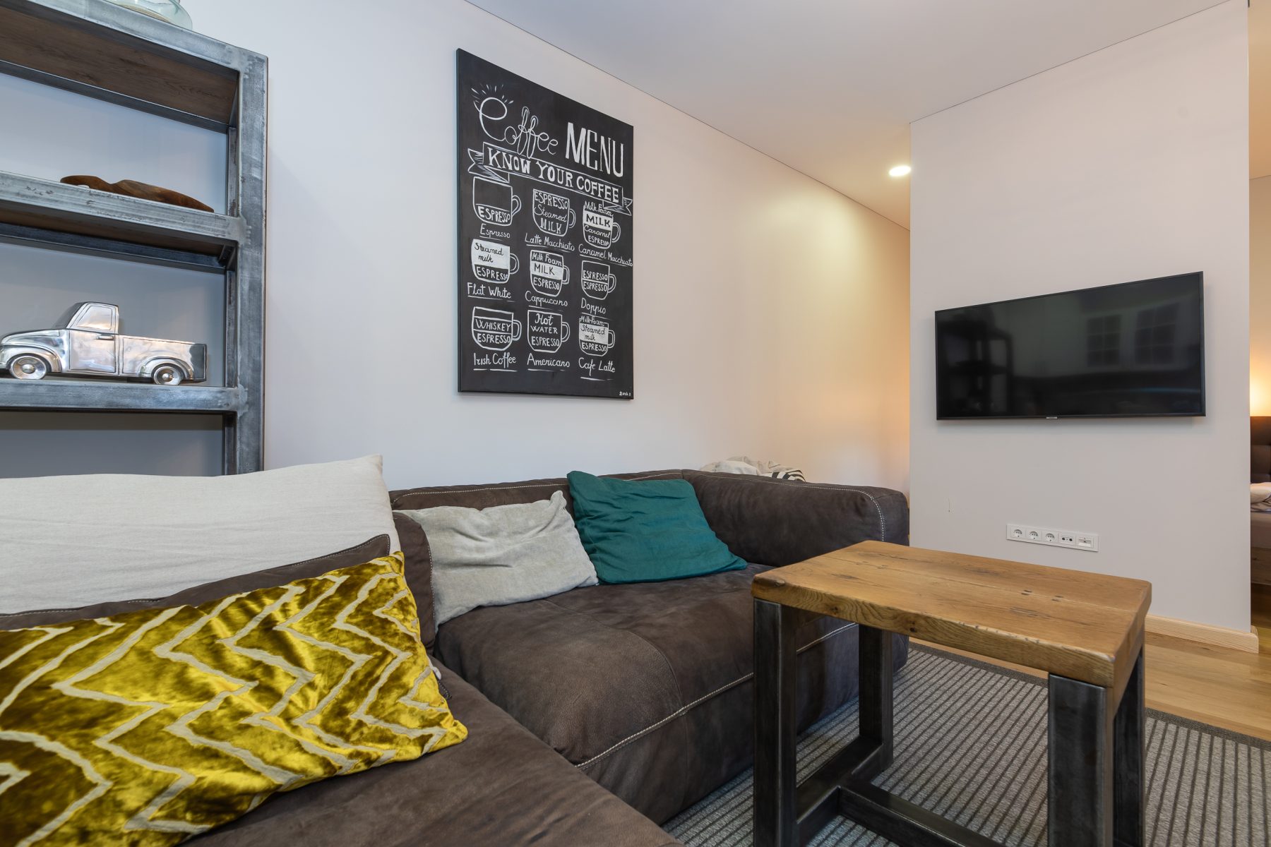 Moderni svetainė su patogia sofa ir šiuolaikišku interjeru