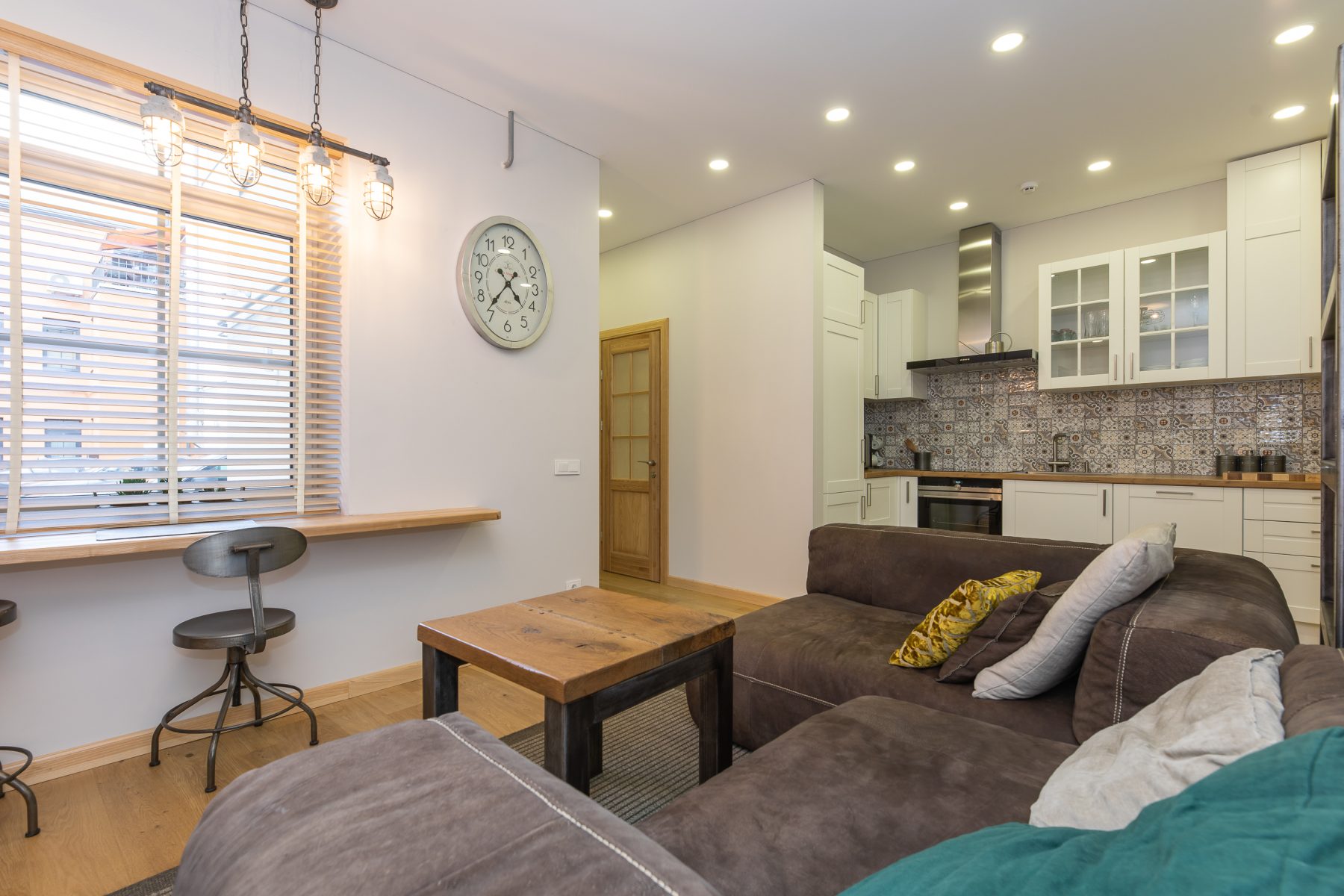 Moderni svetainė su patogia sofa ir šiuolaikišku interjeru