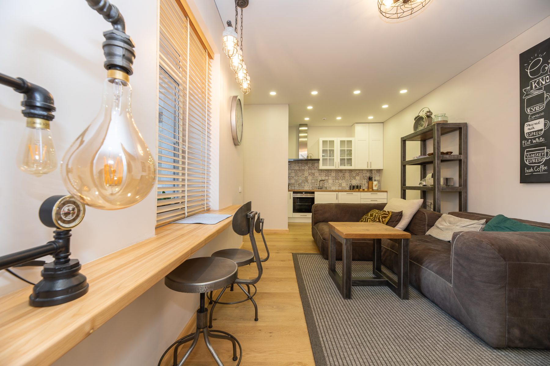 Moderni svetainė su patogia sofa ir šiuolaikišku interjeru