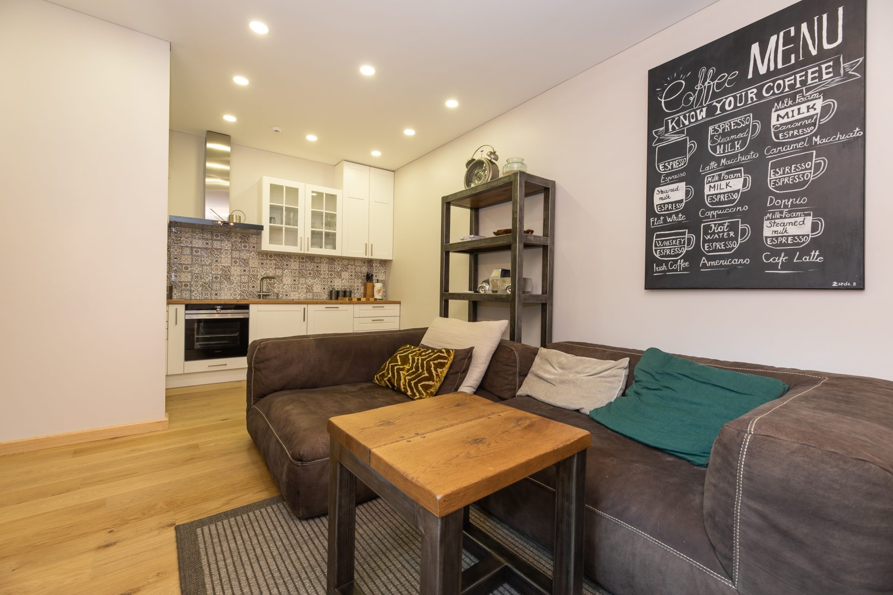 Moderni svetainė su patogia sofa ir šiuolaikišku interjeru