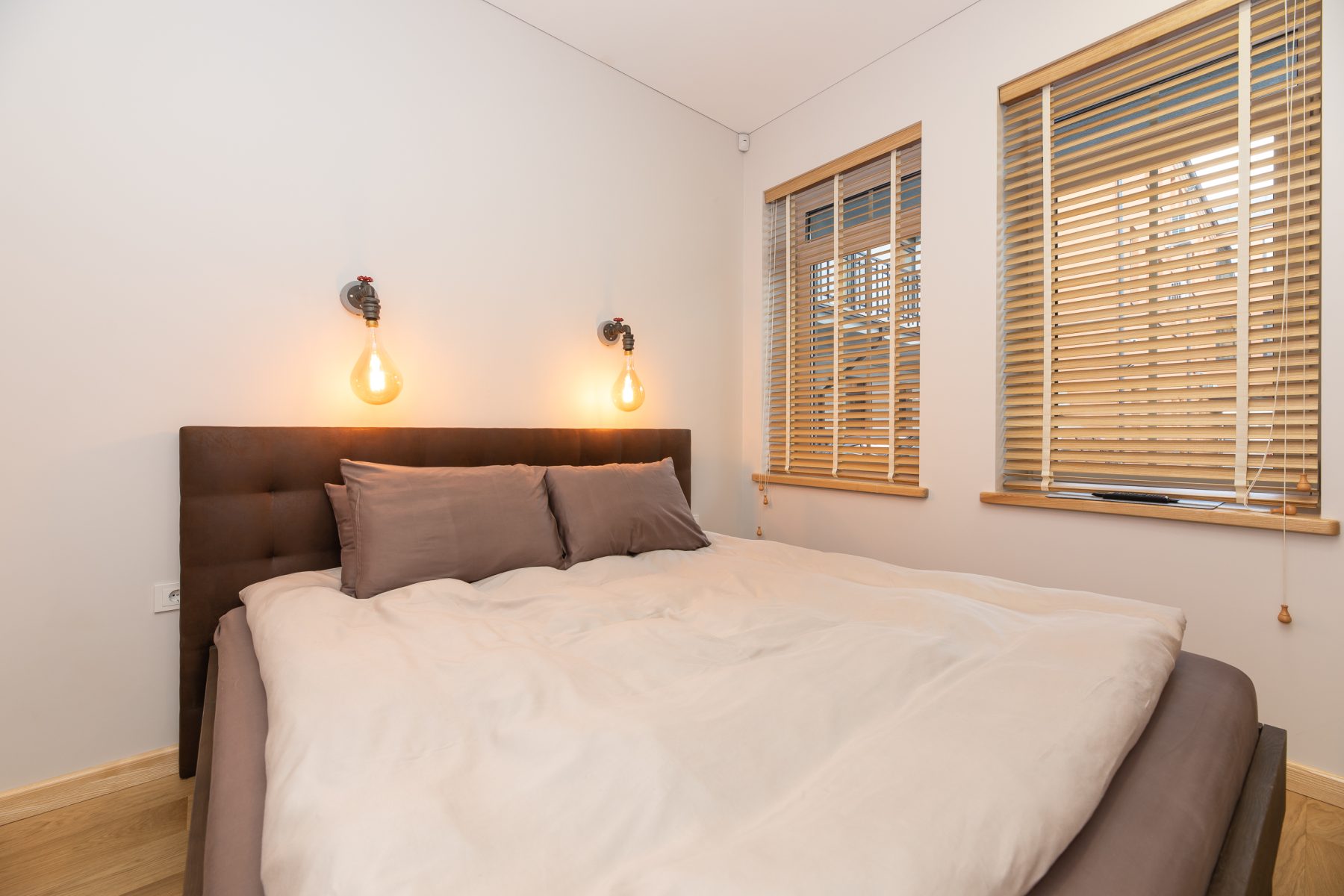 Šviesus ir jaukus miegamasis su patogia lova ir moderniu interjeru