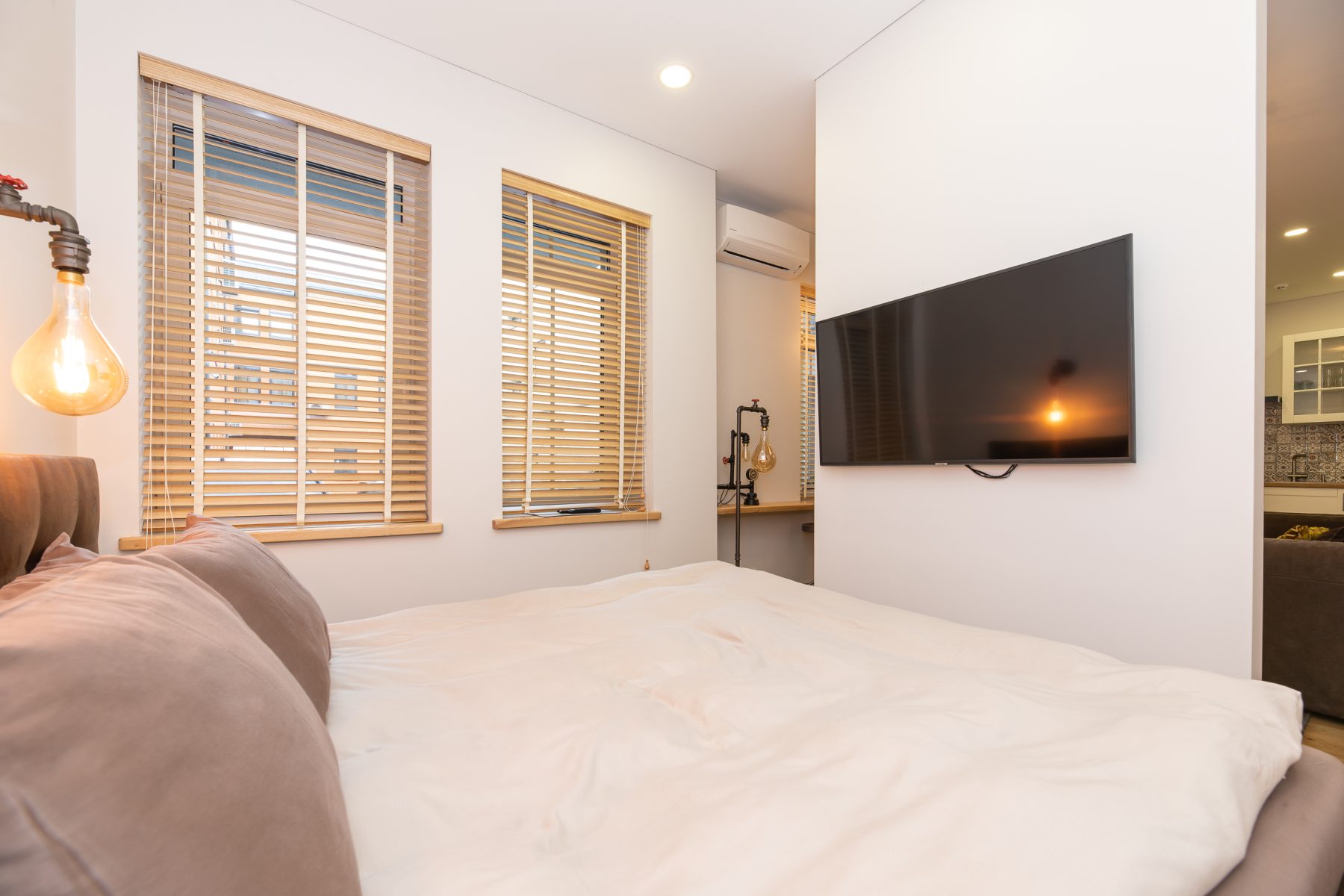 Šviesus ir jaukus miegamasis su patogia lova ir moderniu interjeru