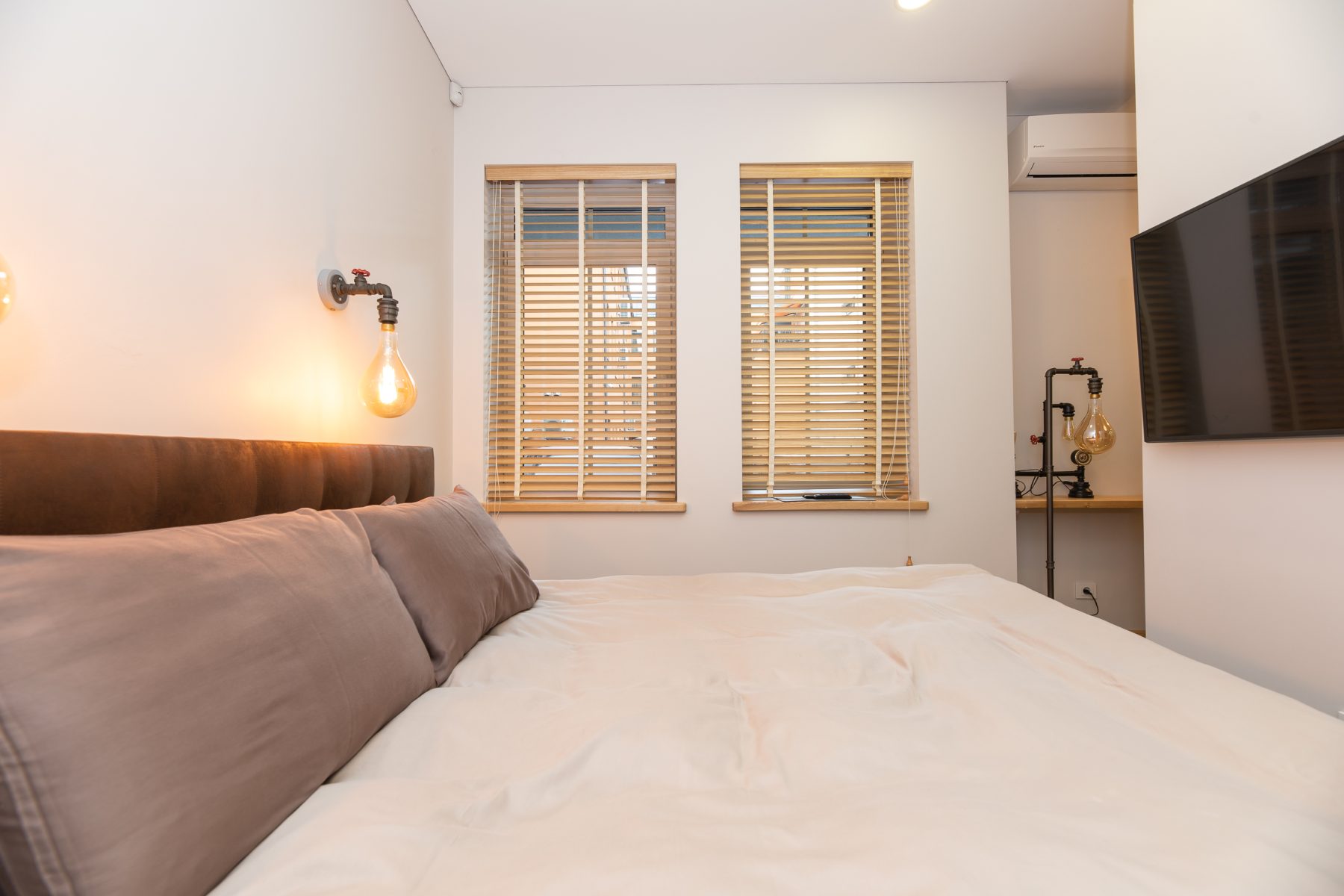 Šviesus ir jaukus miegamasis su patogia lova ir moderniu interjeru