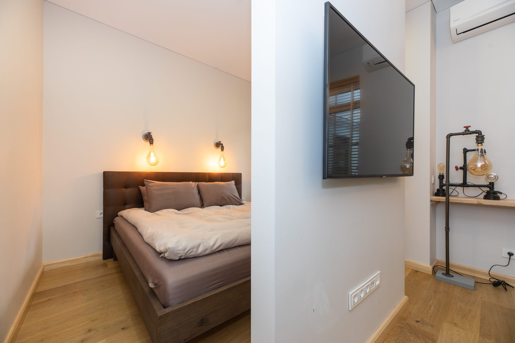 Šviesus ir jaukus miegamasis su patogia lova ir moderniu interjeru