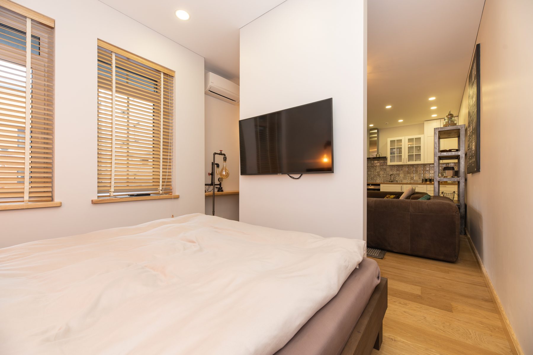 Šviesus ir jaukus miegamasis su patogia lova ir moderniu interjeru