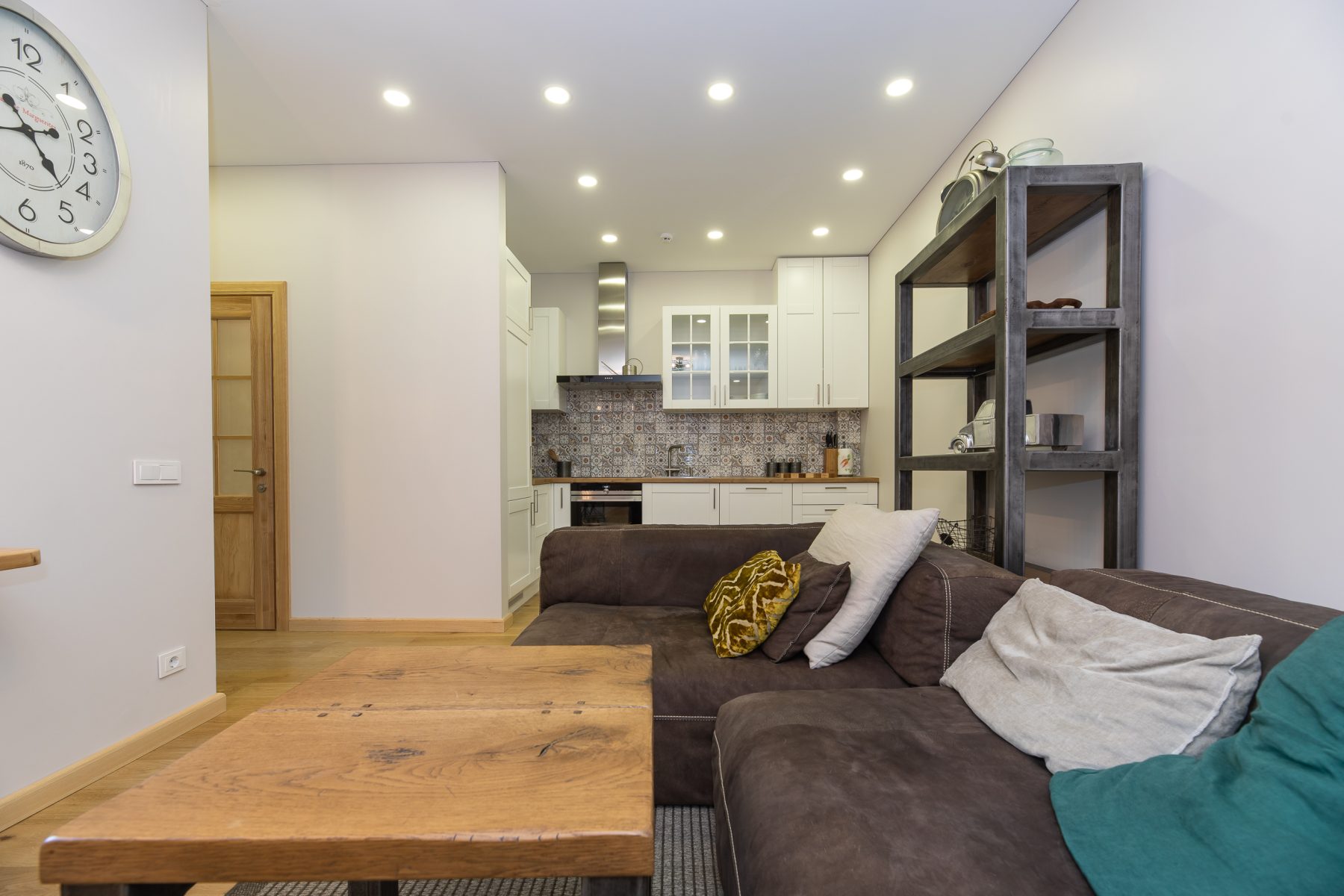 Moderni svetainė su patogia sofa ir šiuolaikišku interjeru