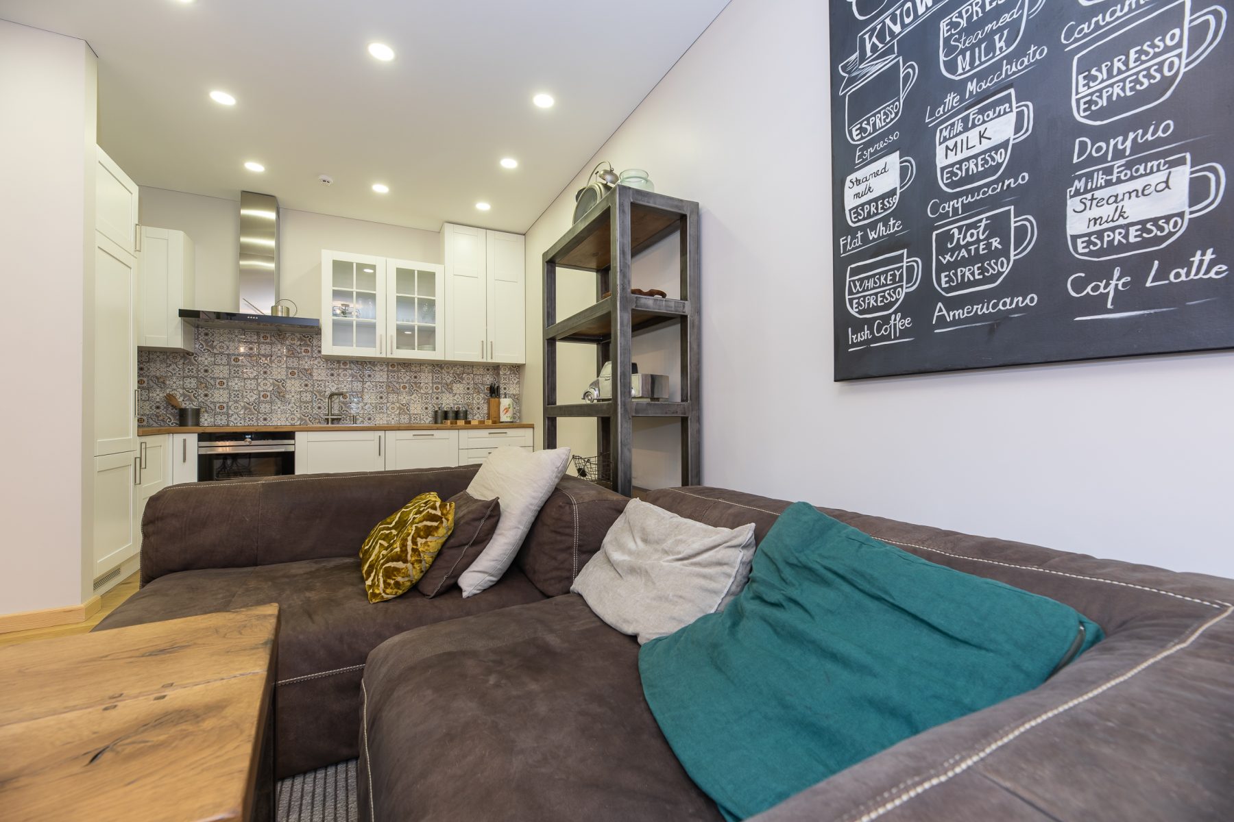 Moderni svetainė su patogia sofa ir šiuolaikišku interjeru