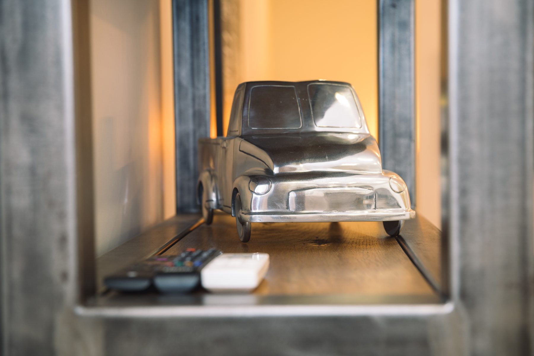 Moderni svetainė su patogia sofa ir šiuolaikišku interjeru