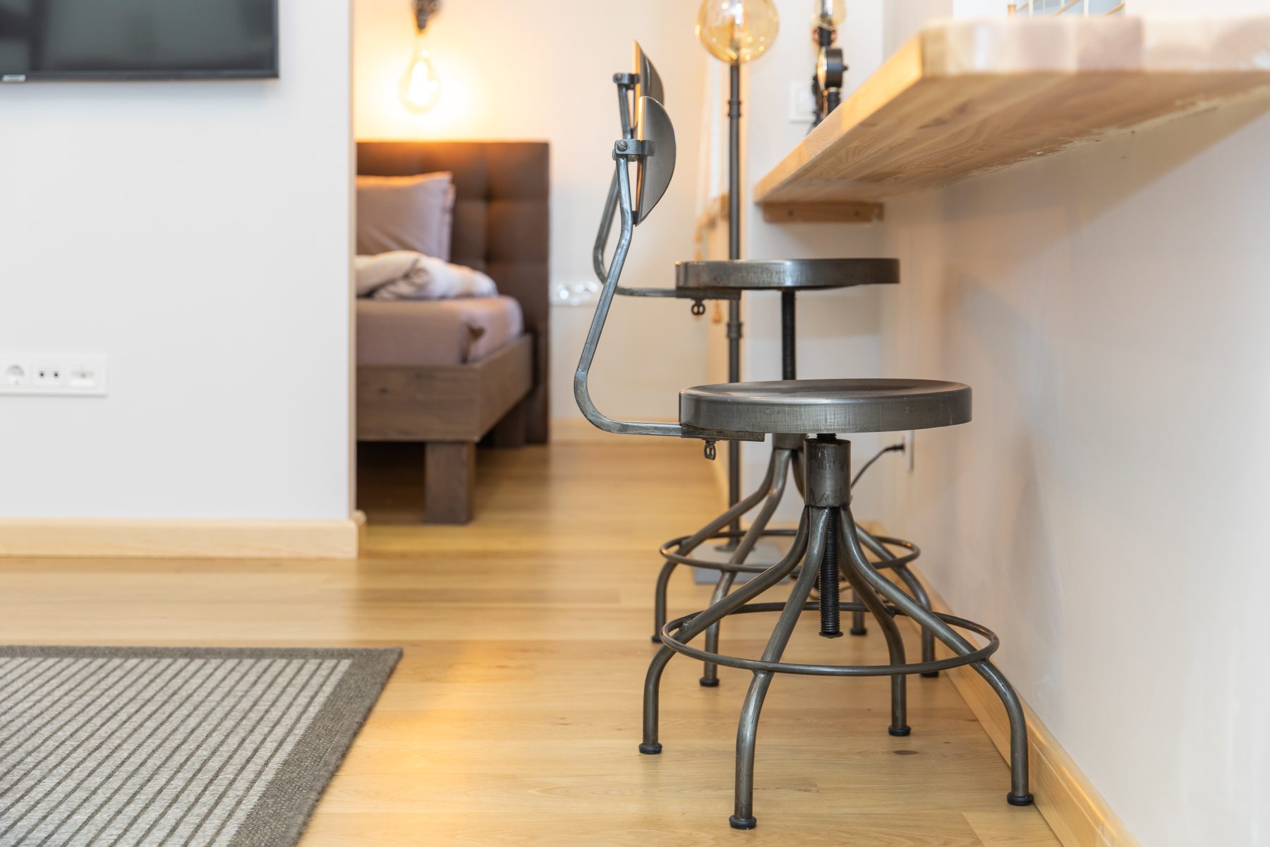 Moderni svetainė su patogia sofa ir šiuolaikišku interjeru