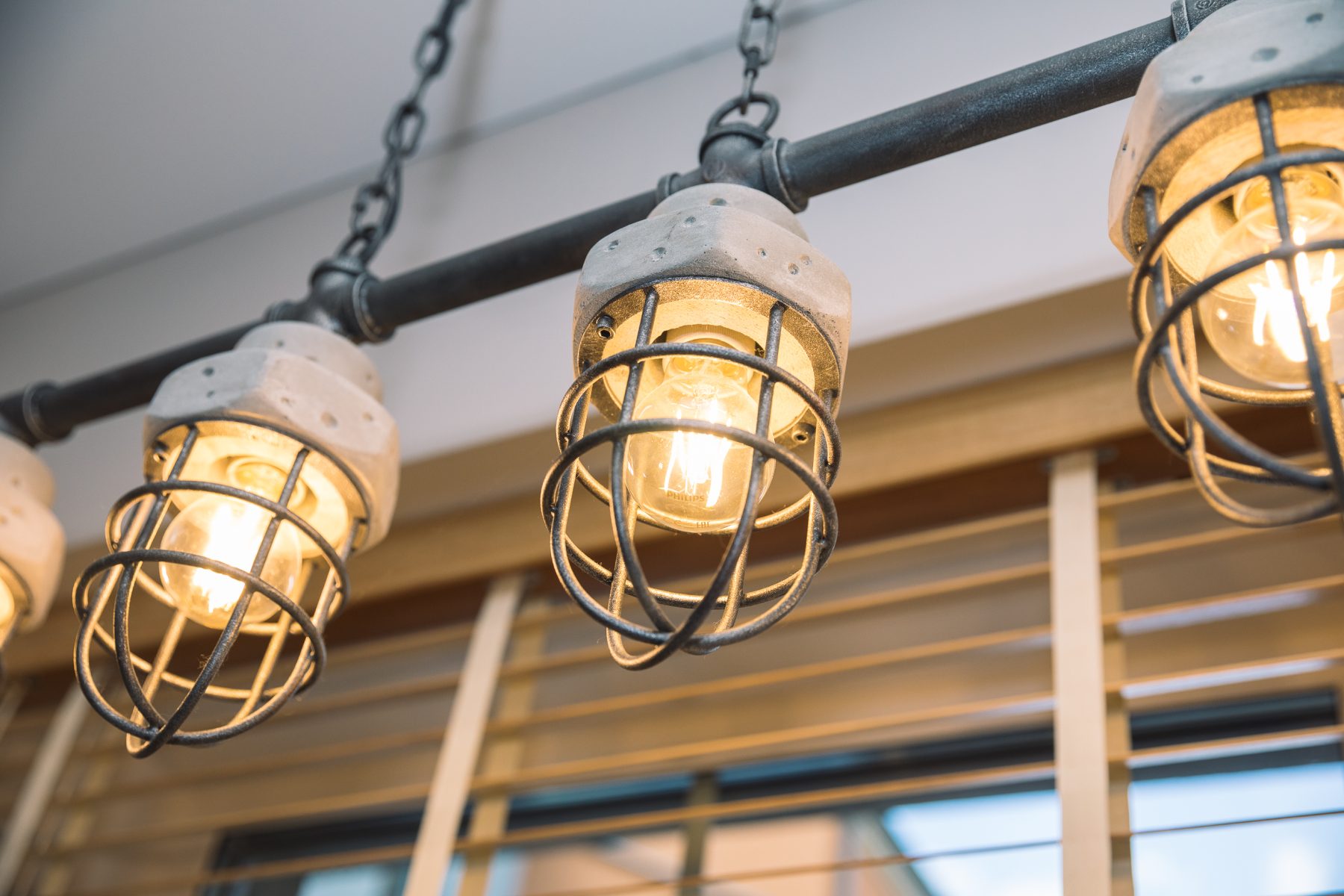 Moderni svetainė su patogia sofa ir šiuolaikišku interjeru