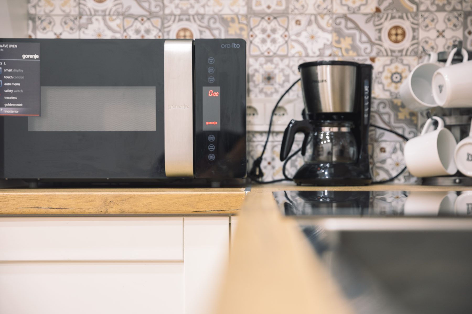 Moderni virtuvė su buitine technika ir valgomojo zona