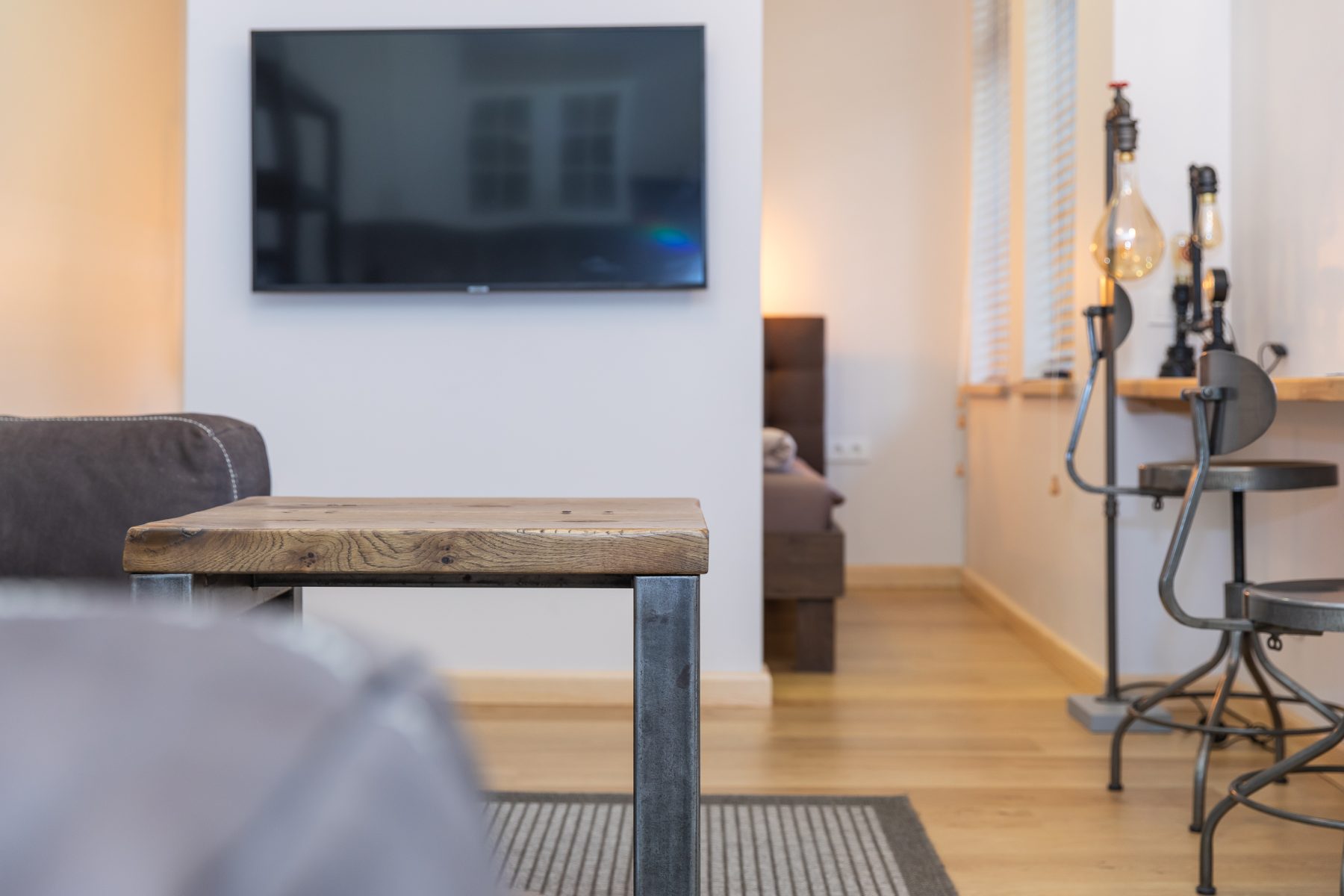 Moderni svetainė su patogia sofa ir šiuolaikišku interjeru