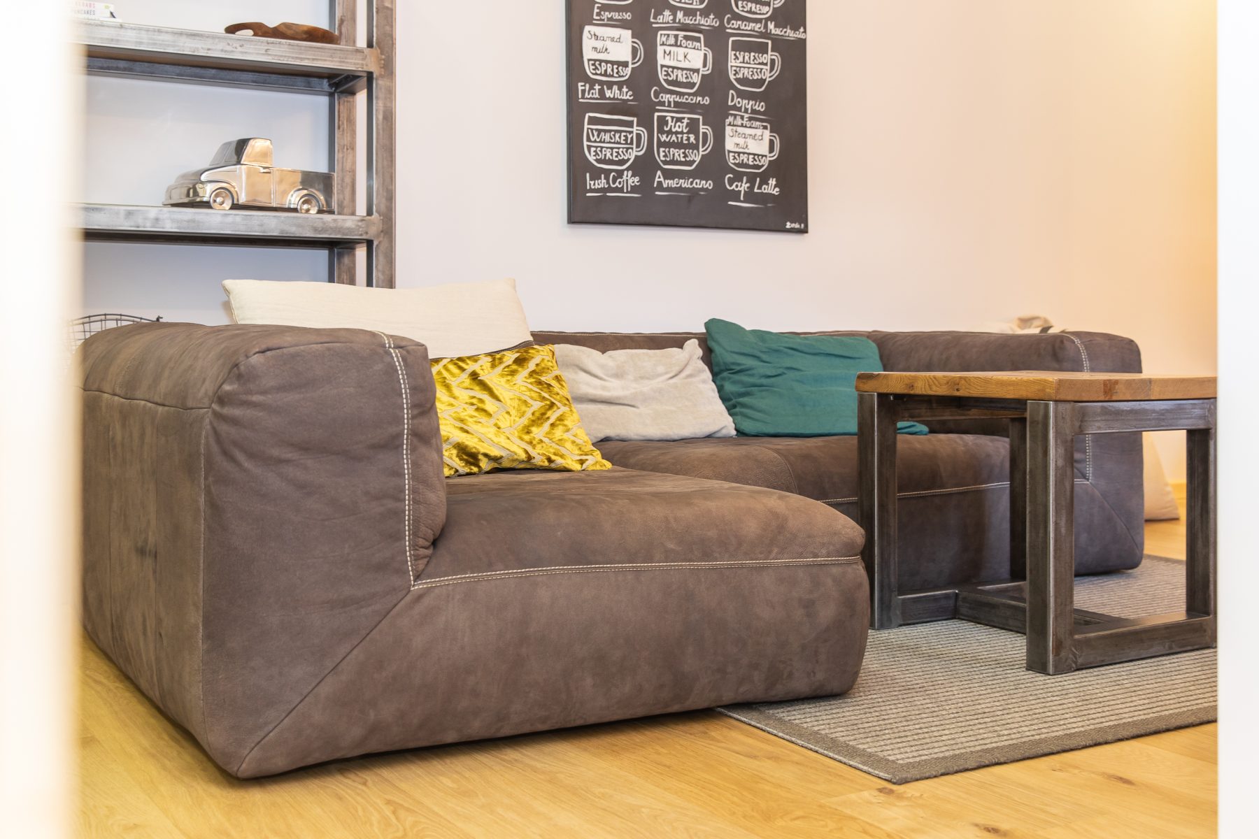 Moderni svetainė su patogia sofa ir šiuolaikišku interjeru