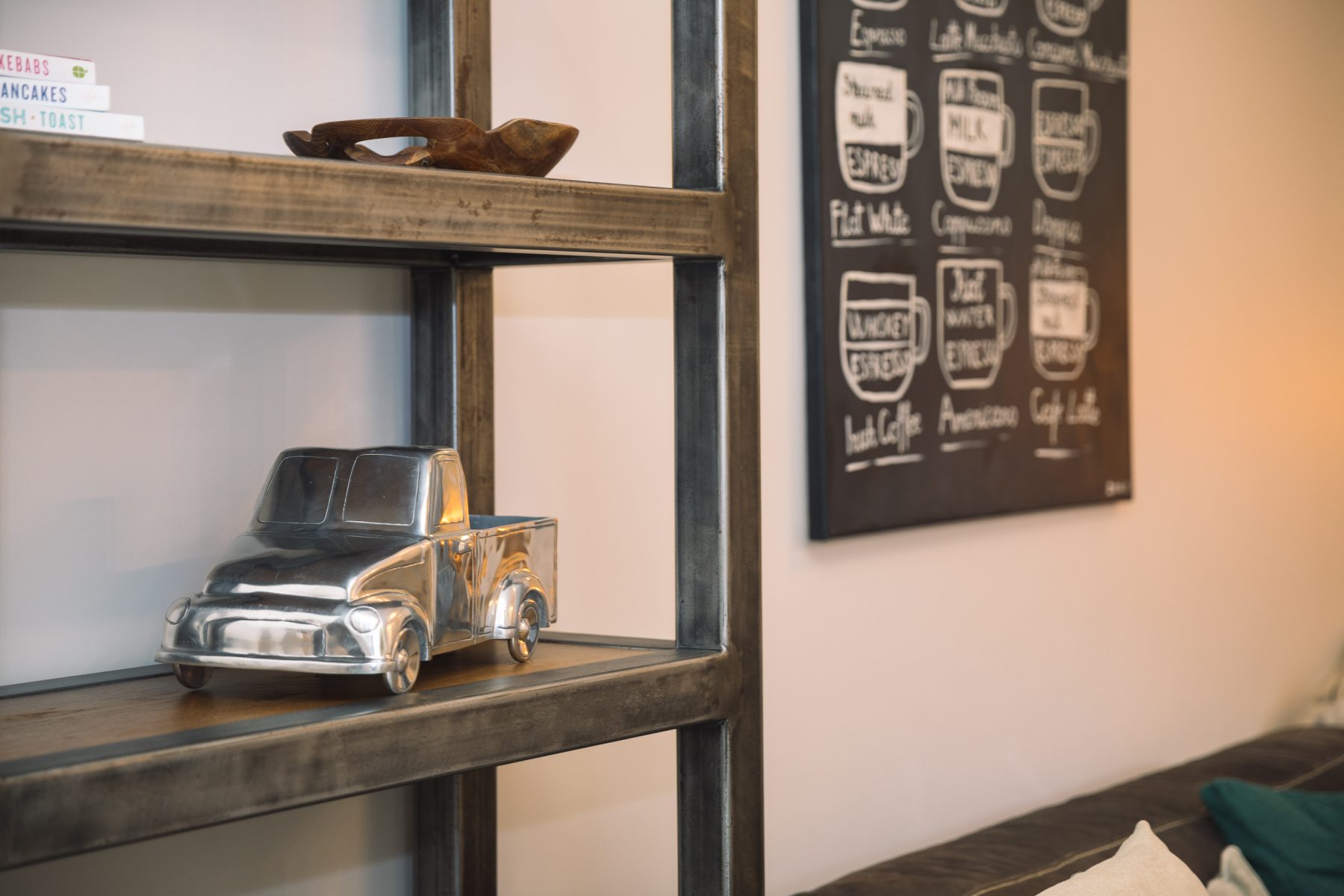 Moderni svetainė su patogia sofa ir šiuolaikišku interjeru