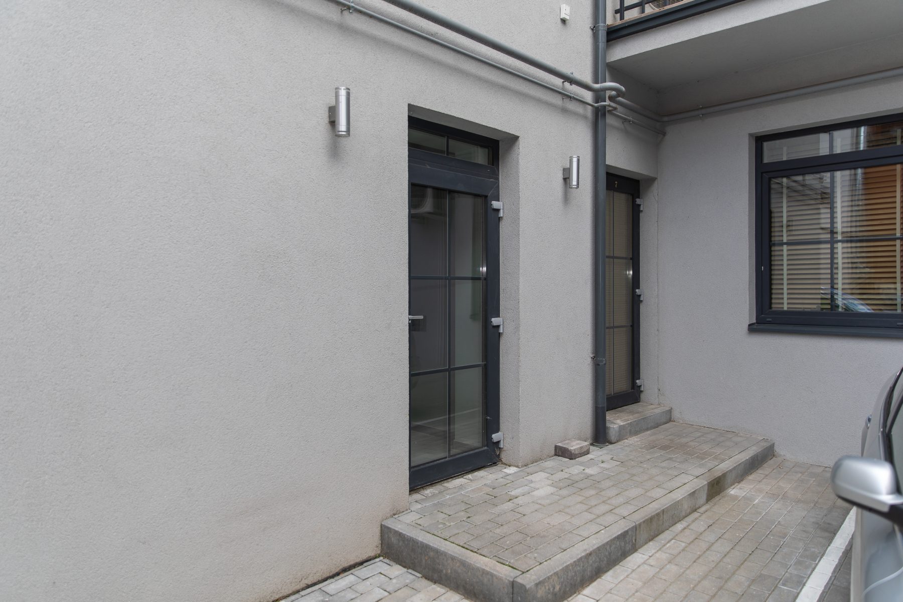 Lauko durys - įėjimas į butą