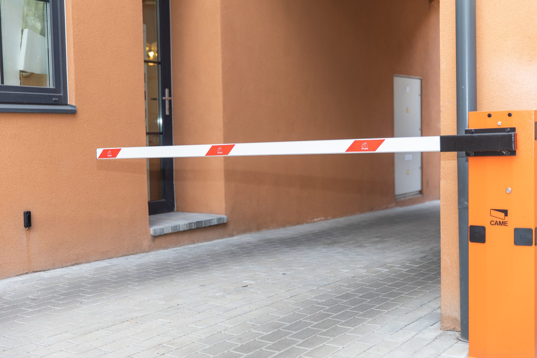 Uždaras parkingas kieme