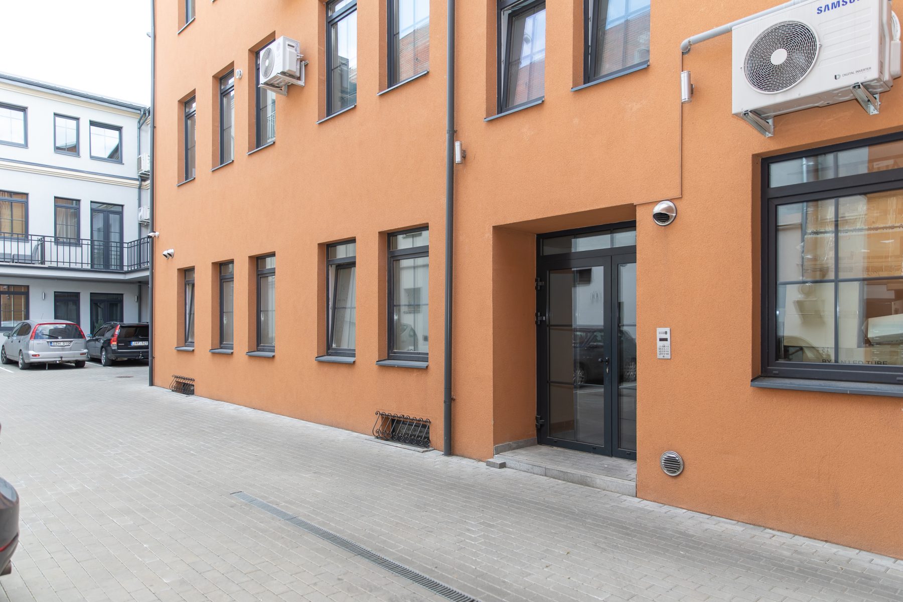 Struktūrinis fasadas, įėjimas, vaizdo kameros