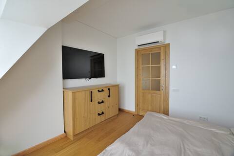 Miegamasis su dvigule lova ir stoglangiais